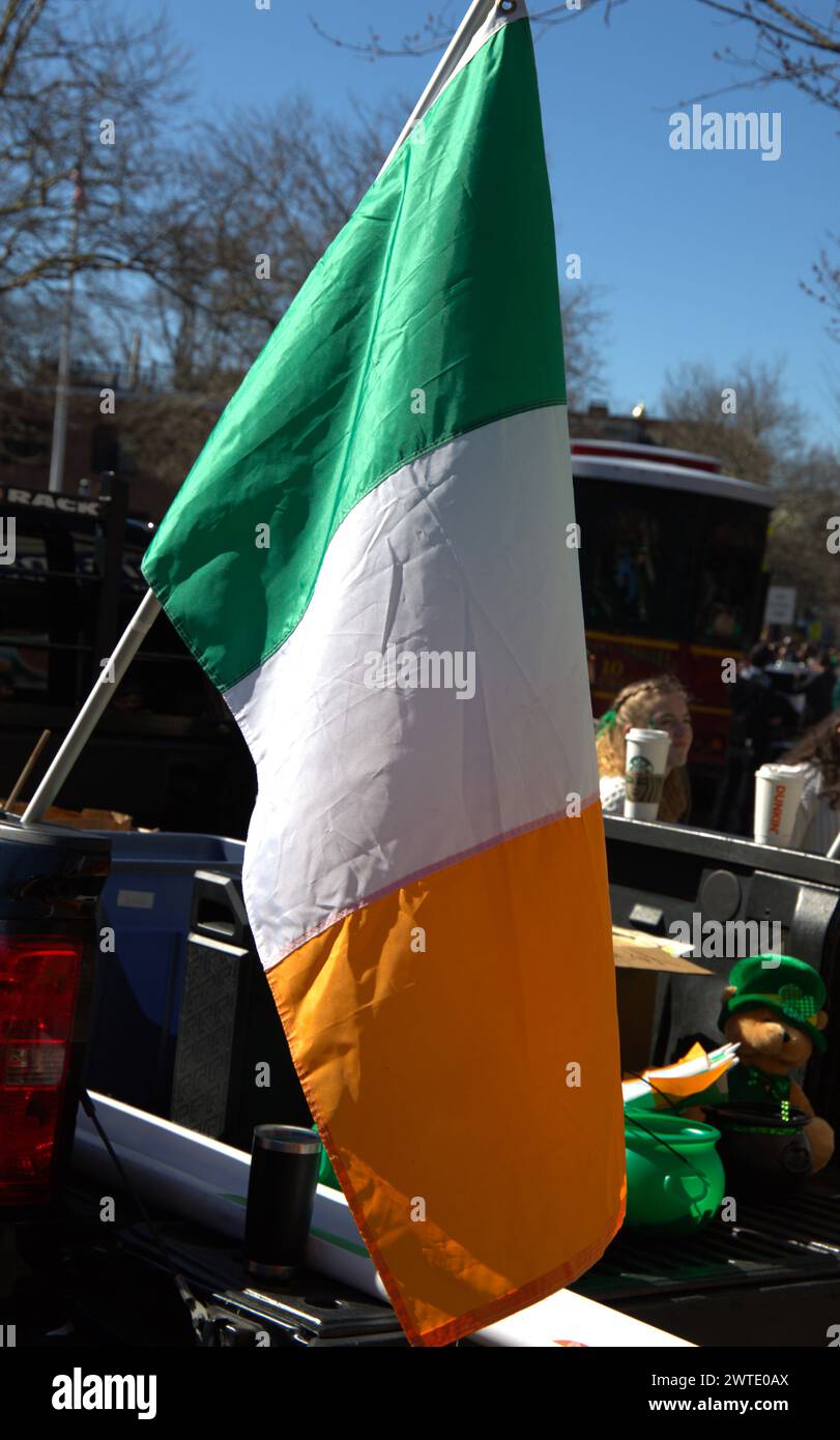 Newport, RI. 16 mars 2023. Fêtards au préparé Défilé de la fête de Patrick à Newport, RI, qui a attiré une foule énorme cette année. Banque D'Images