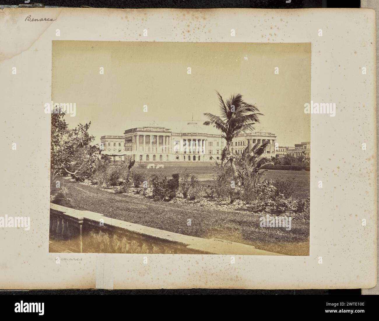 Calcutta ; Government House, avec le jardin. Samuel Bourne, photographe (anglais, 1834 - 1912) 1867–1868 vue du Raj Bhavan, ou Government House, un bâtiment de style néoclassique avec un champ ouvert et des arbustes au premier plan. On peut également voir deux animaux qui paissent sur la pelouse, et à l'arrière-plan, un bâtiment arborant le signe « Harman & Co. » (Recto, impression) en bas à droite, inscrit en négatif : ' 1706' ; (recto, monture) en haut à gauche, à l'encre violette : 'Benares [inscription inexacte]' ; en bas à gauche, au crayon : 'Benares [inscription inexacte]'; Banque D'Images