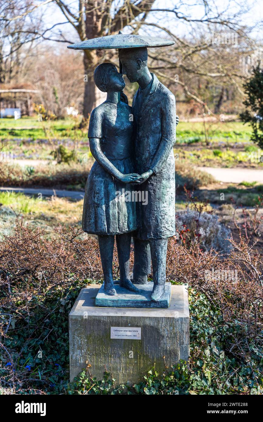 Sculpture sur l'île de l'amitié : les amoureux sous le parapluie - Jürgen von Woyski, Potsdam, Brandebourg, Brandebourg, Allemagne Banque D'Images