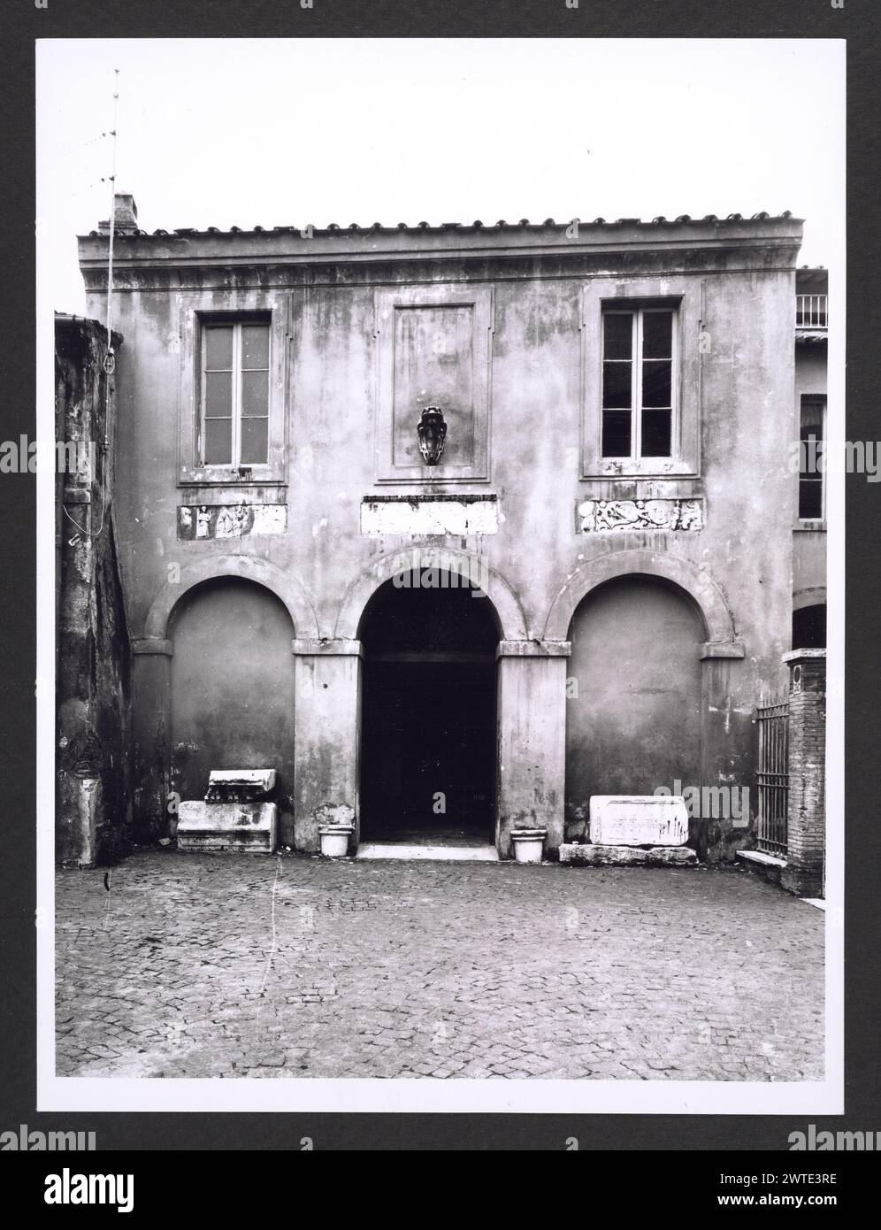 Lazio Roma Ostia Antica Palais épiscopal. Hutzel, Max 1960-1990 il y a des vues extérieures de la façade, avec des vues détaillées des sarcophages qui y sont encastrés et les armoiries sur le portail principal. Il y a des vues intérieures sur la bibliothèque et le hall principal, avec une couverture étendue des fresques. Photographe et érudit d'origine allemande Max Hutzel (1911-1988) photographié en Italie du début des années 1960 jusqu'à sa mort. Le résultat de ce projet, désigné par Hutzel comme Foto Arte Minore, est une documentation approfondie du développement historique de l'art en Italie jusqu'au 18ème siècle, y compris les objets de Banque D'Images