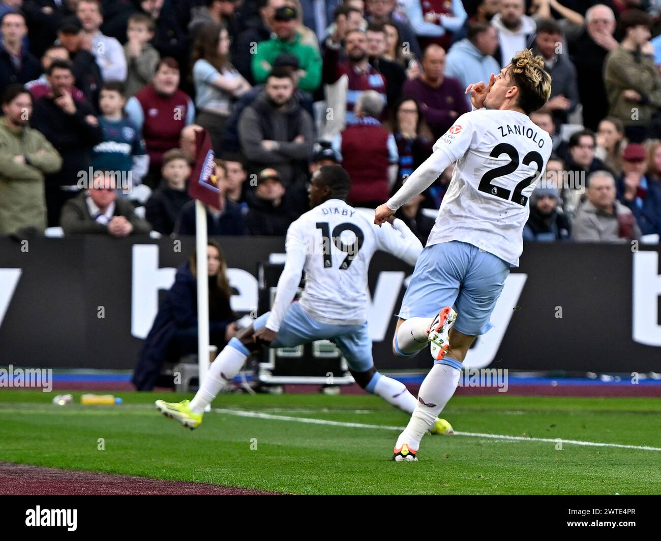 Londres, Royaume-Uni. 17 mars 2024. OBJECTIF. Nicolò Zaniolo (Aston Villa, 22) célèbre Moussa Diaby (Aston Villa) lors du match de West Ham vs Aston Villa premier League au London Stadium Stratford. Cette image est RÉSERVÉE à UN USAGE ÉDITORIAL. Licence exigée du Football DataCo pour toute autre utilisation. Crédit : MARTIN DALTON/Alamy Live News Banque D'Images