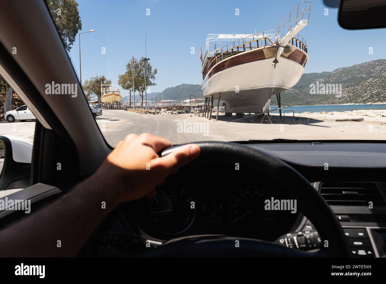 Vue du siège du conducteur sur le port de la côte égéenne en Turquie. Bateaux réparés au chantier naval. Banque D'Images