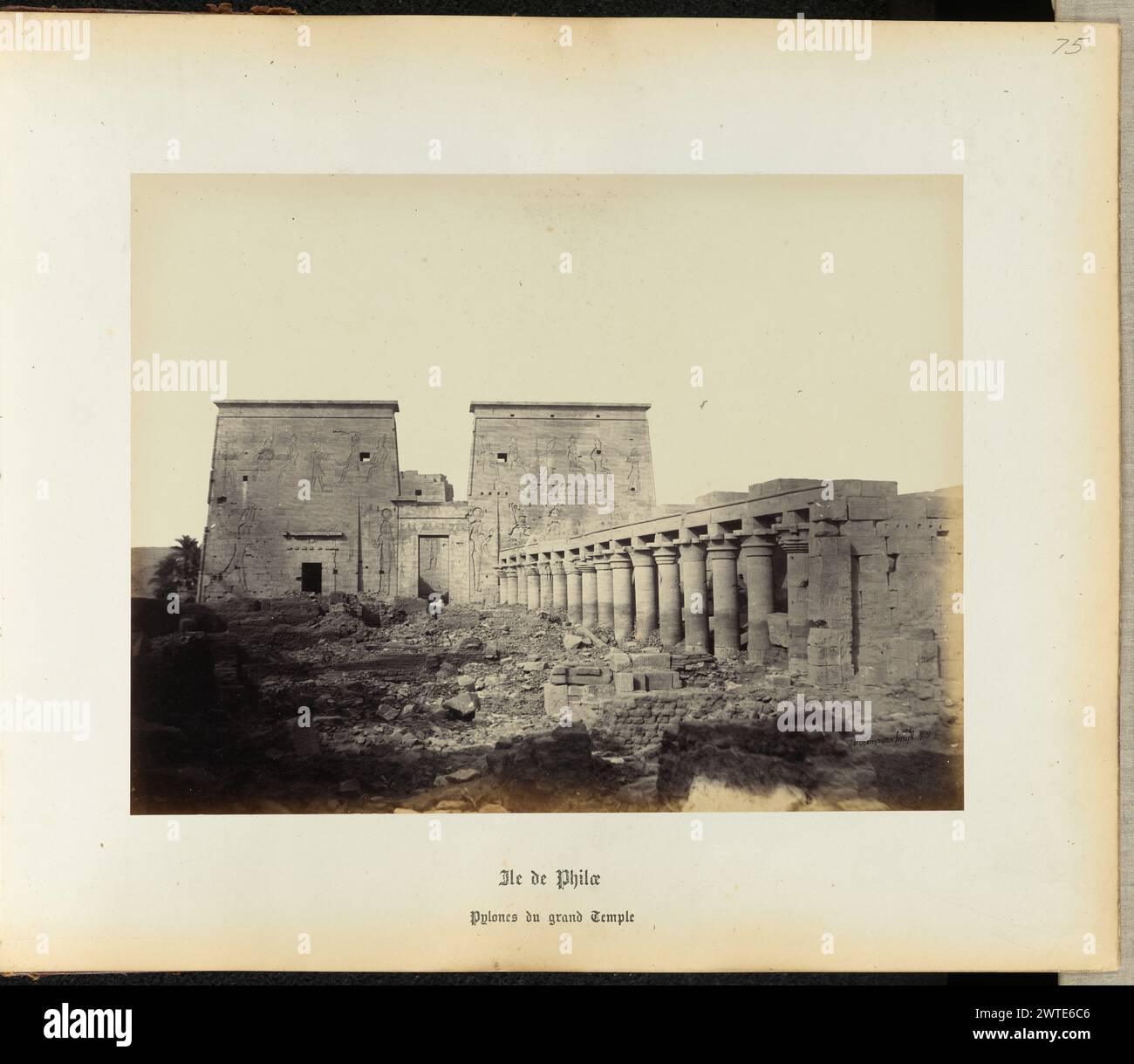 Philae Island. Wilhelm Hammerschmidt, photographe (allemand, né en Prusse, mort en 1869) années 1860 vue du portique à colonnes et de la façade murale du Temple de Philae. La façade est inscrite avec des hiéroglyphes de figures égyptiennes dans des poses debout et assises. (Recto) en haut à droite, au crayon : '75' ; (verso) en bas à gauche, au crayon : 'a 32 87 (jambon)'; Banque D'Images