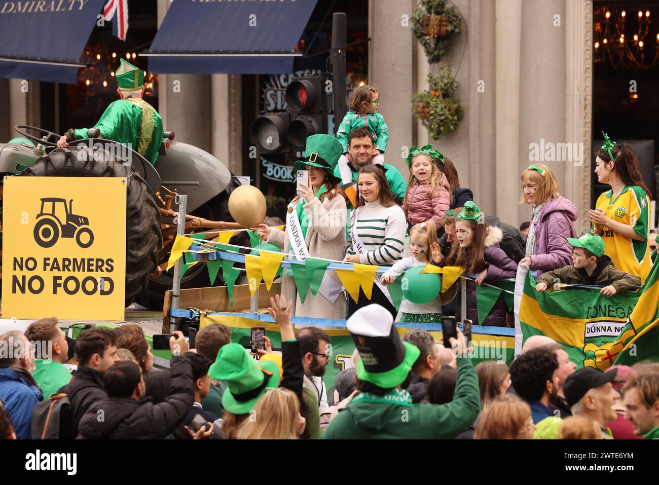 Londres, Royaume-Uni, 17 mars 2024. Plus de 50000 personnes se sont jointes à la parade annuelle de la St Patrick à Londres. Le cortège des fanfares et des chars a commencé à Hyde Park avec Panti Bliss comme grand maréchal. Le maire de Londres, Sadiq Khan, et la ministre de l'éducation, Norma Foley, se joignaient également à elle. Crédit : Monica Wells/Alamy Live News Banque D'Images