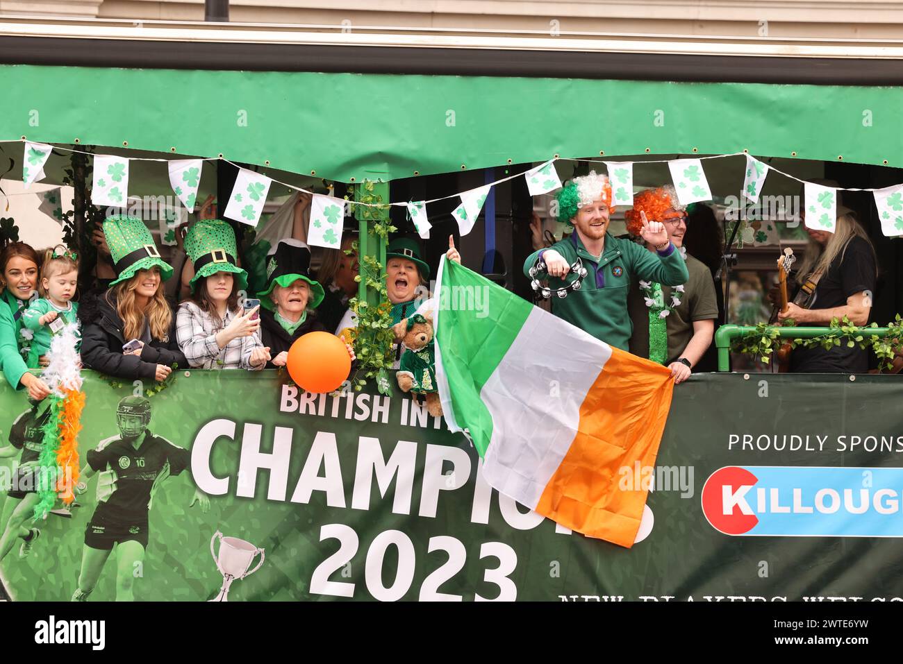 Londres, Royaume-Uni, 17 mars 2024. Plus de 50000 personnes se sont jointes à la parade annuelle de la St Patrick à Londres. Le cortège des fanfares et des chars a commencé à Hyde Park avec Panti Bliss comme grand maréchal. Le maire de Londres, Sadiq Khan, et la ministre de l'éducation, Norma Foley, se joignaient également à elle. Crédit : Monica Wells/Alamy Live News Banque D'Images