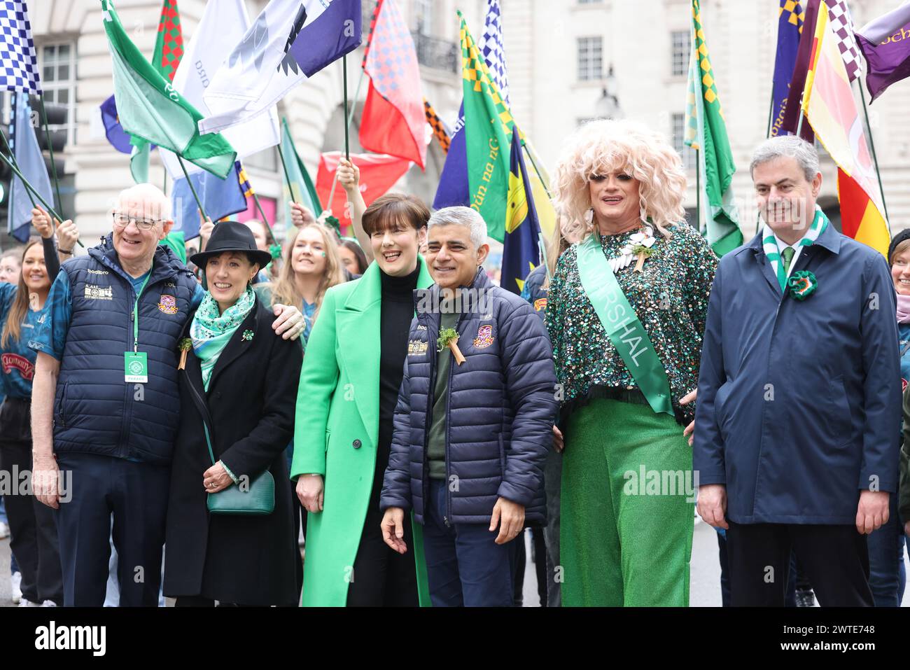 Londres, Royaume-Uni, 17 mars 2024. Plus de 50000 personnes se sont jointes à la parade annuelle de la St Patrick à Londres. Le cortège des fanfares et des chars a commencé à Hyde Park avec Panti Bliss comme grand maréchal. Le maire de Londres, Sadiq Khan, et la ministre de l'éducation, Norma Foley, se joignaient également à elle. Crédit : Monica Wells/Alamy Live News Banque D'Images