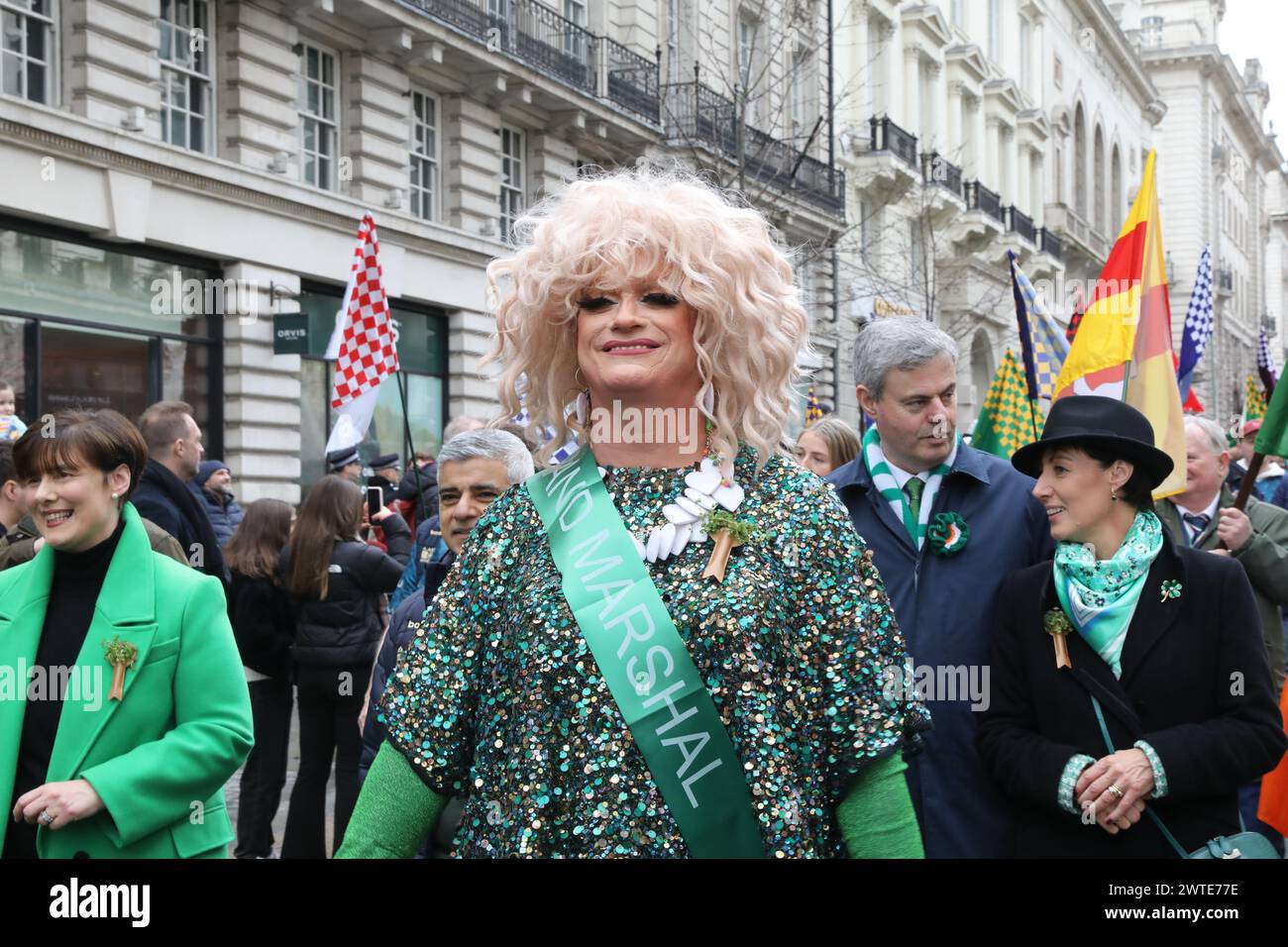 Londres, Royaume-Uni, 17 mars 2024. Plus de 50000 personnes se sont jointes à la parade annuelle de la St Patrick à Londres. Le cortège des fanfares et des chars a commencé à Hyde Park avec Panti Bliss comme grand maréchal. Le maire de Londres, Sadiq Khan, et la ministre de l'éducation, Norma Foley, se joignaient également à elle. Crédit : Monica Wells/Alamy Live News Banque D'Images