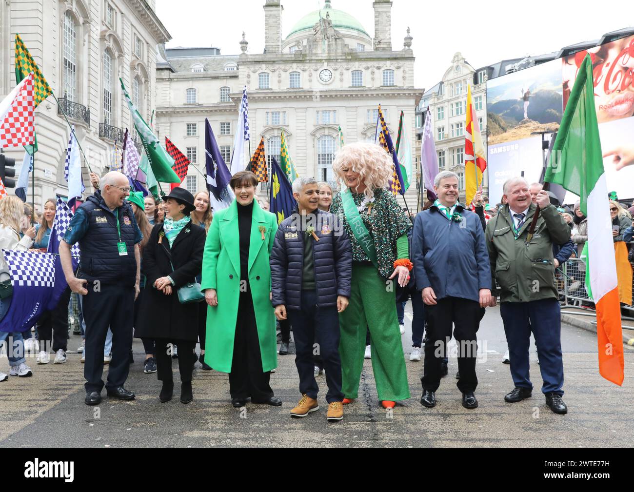 Londres, Royaume-Uni, 17 mars 2024. Plus de 50000 personnes se sont jointes à la parade annuelle de la St Patrick à Londres. Le cortège des fanfares et des chars a commencé à Hyde Park avec Panti Bliss comme grand maréchal. Le maire de Londres, Sadiq Khan, et la ministre de l'éducation, Norma Foley, se joignaient également à elle. Crédit : Monica Wells/Alamy Live News Banque D'Images