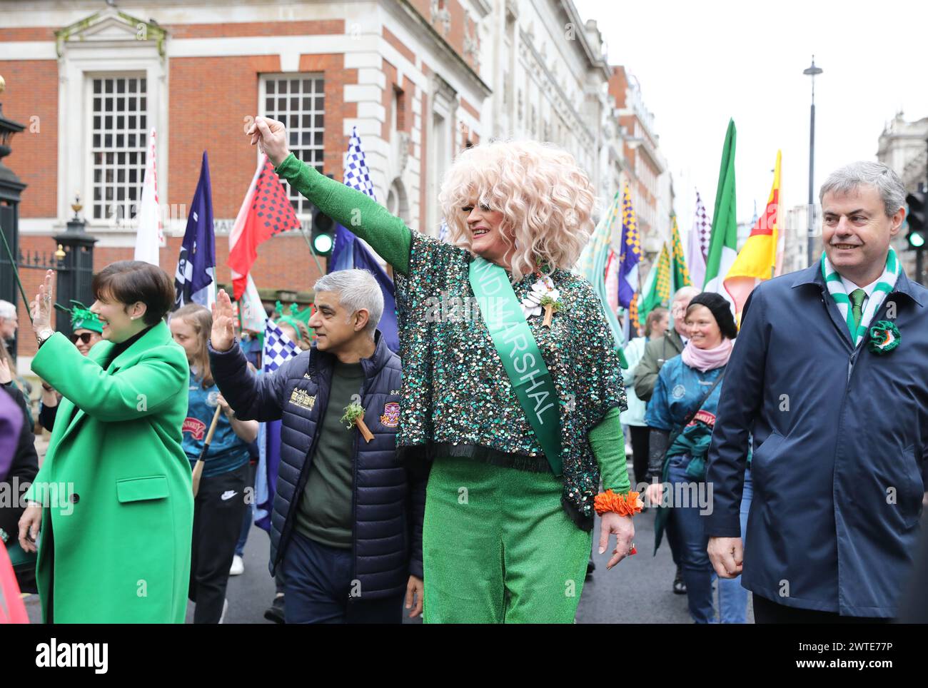 Londres, Royaume-Uni, 17 mars 2024. Plus de 50000 personnes se sont jointes à la parade annuelle de la St Patrick à Londres. Le cortège des fanfares et des chars a commencé à Hyde Park avec Panti Bliss comme grand maréchal. Le maire de Londres, Sadiq Khan, et la ministre de l'éducation, Norma Foley, se joignaient également à elle. Crédit : Monica Wells/Alamy Live News Banque D'Images