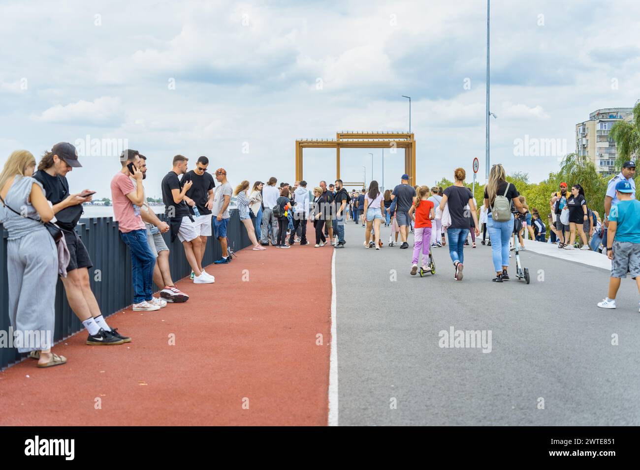 Bucarest, Roumanie - 16 septembre 2023 : foules de personnes et de familles se promenant un week-end sur la promenade du lac Dambovita ( Lacul Morii) à Buch Banque D'Images