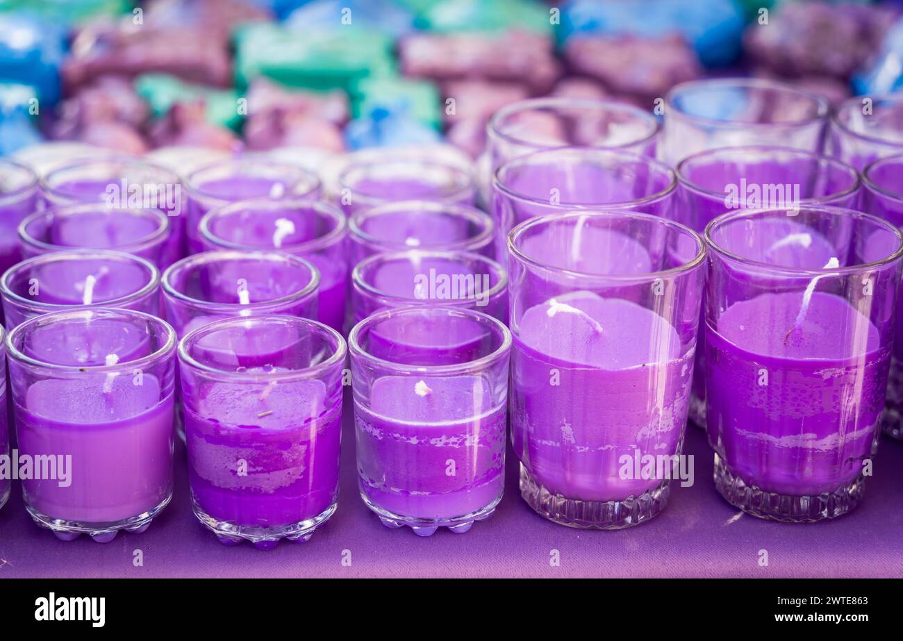 Bougies parfumées à la lavande en démonstration à vendre. Banque D'Images