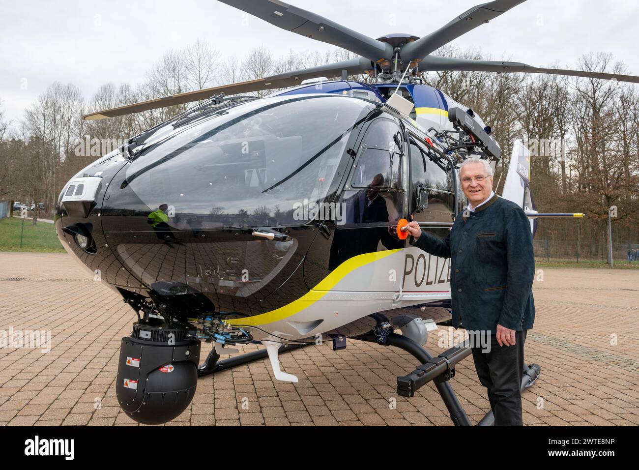 Sulzbach Rosenberg, Allemagne. 17 mars 2024. Joachim Herrmann (CSU), ministre bavarois de l'intérieur, se tient à côté d'un nouvel hélicoptère Airbus H145 D3 sur le terrain de la police anti-émeute. Des unités spéciales de police et de douane ainsi que des membres des forces armées allemandes, des services de secours, des pompiers et des organisations de secours techniques participent à l'exercice de lutte contre le terrorisme 'exercice de lutte contre le terrorisme 2024'. Crédit : Armin Weigel/dpa/Alamy Live News Banque D'Images