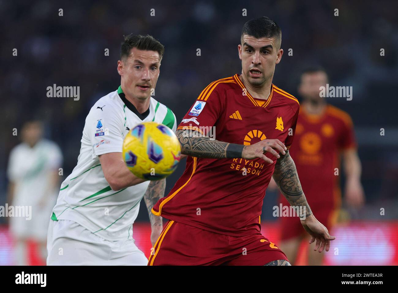 Rome, Italie. 17 mars 2024. Andrea Pinamonti de Sassuolo s'affronte pour le ballon avec Gianluca Mancini de Roma lors du championnat italien Serie A match de football entre L'AS Roma et l'US Sassuolo le 17 mars 2024 au Stadio Olimpico à Rome, Italie - photo Federico Proietti/DPPI crédit : DPPI Media/Alamy Live News Banque D'Images