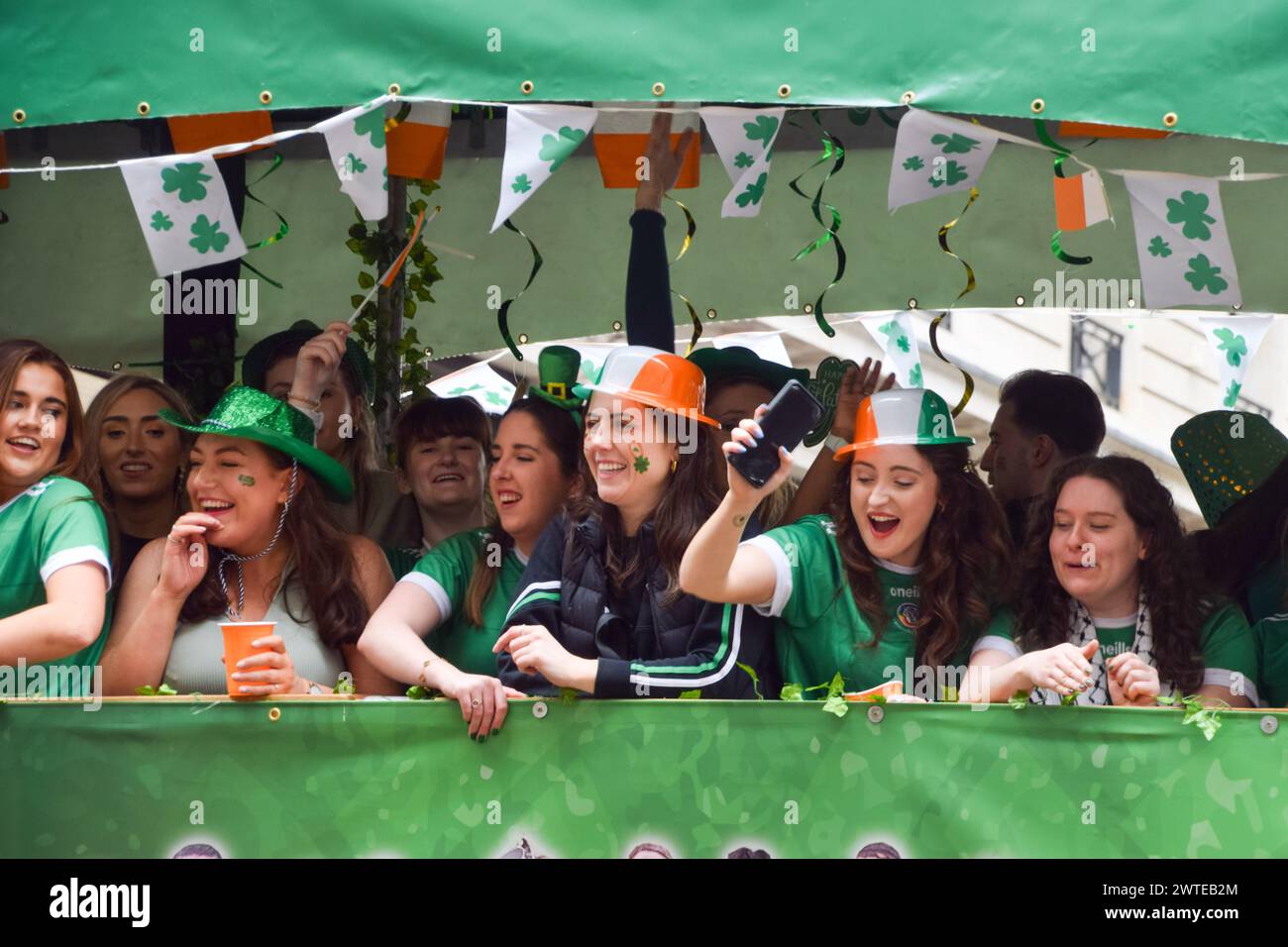 Londres, Royaume-Uni. 17 mars 2024. La parade de la Saint Patrick traverse le centre de Londres. Crédit : Vuk Valcic/Alamy Live News Banque D'Images