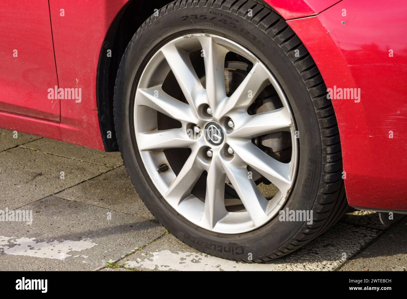 Varsovie, Pologne - 6 août 2023 : roue avant d'une voiture avec logo Mazda Banque D'Images