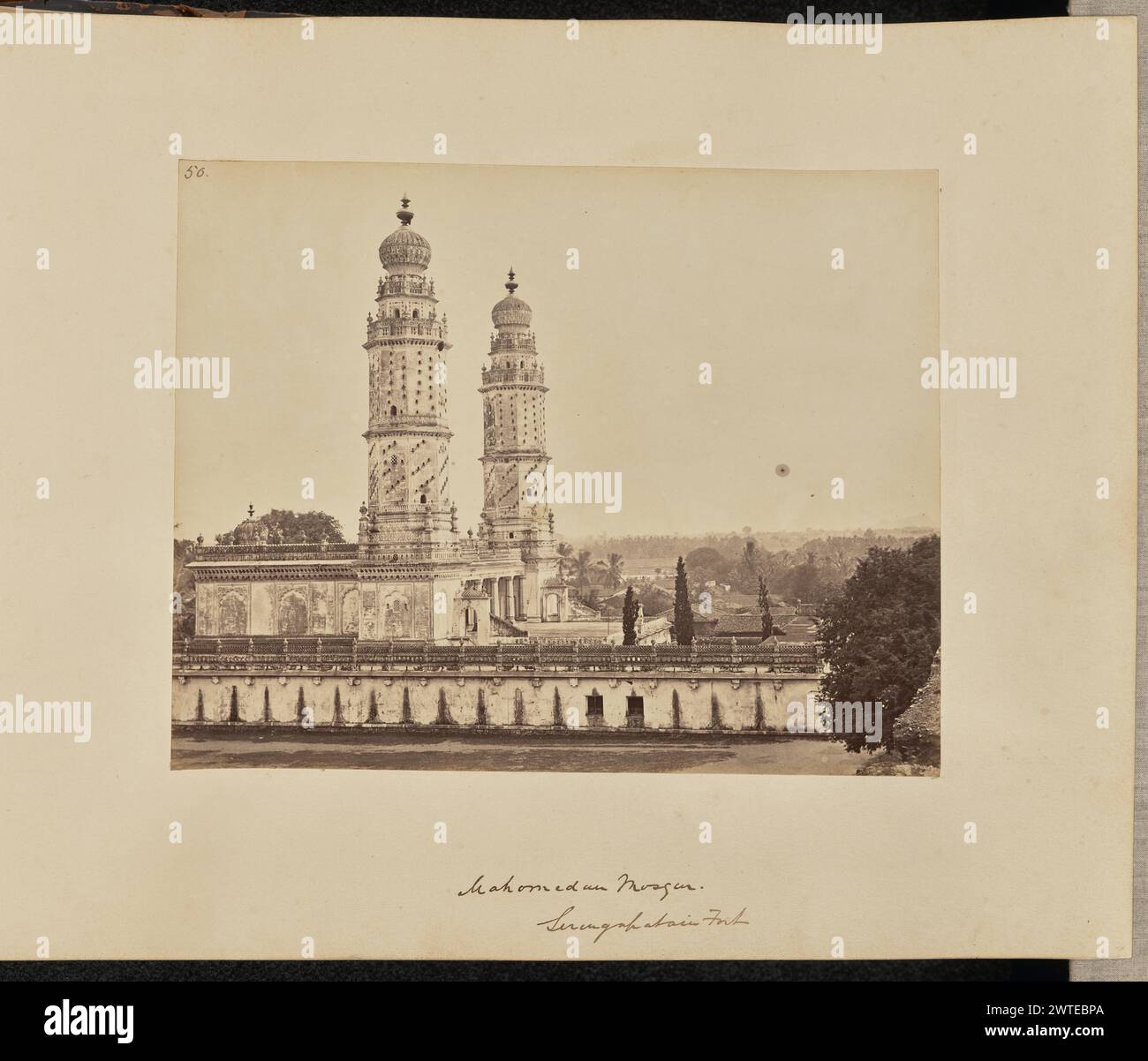 Mosquée Mahomedan. Fort de Seringapatam. Inconnu, photographe vers 1866–1870 vue du Jama Masjid, également connu sous le nom de Masjid-i-Ala, une mosquée du fort de Seringapatam ou Srirangapatna. La mosquée est construite sur une plate-forme surélevée et comprend deux minarets, chacun des minarets surmonté de deux galeries et d'un dôme en oignon. (Recto, impression) en haut à gauche, à l'encre brune : '56.' ; (recto, monture) en bas au centre, à l'encre brune : 'Mahomedan Mosque. / Seringapatam Fort' ; (verso, mont) en bas à gauche, au crayon : 'A48.119'; Banque D'Images