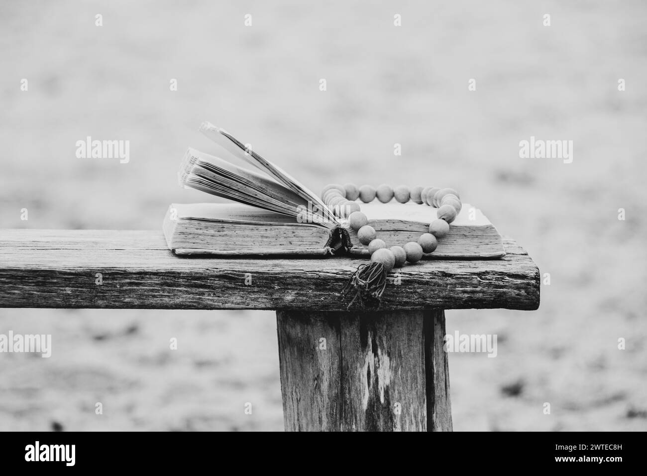 Un vieux livre et chapelet en bois reposent sur des bancs dans les parcs en Ukraine, foi et religion, priez Banque D'Images