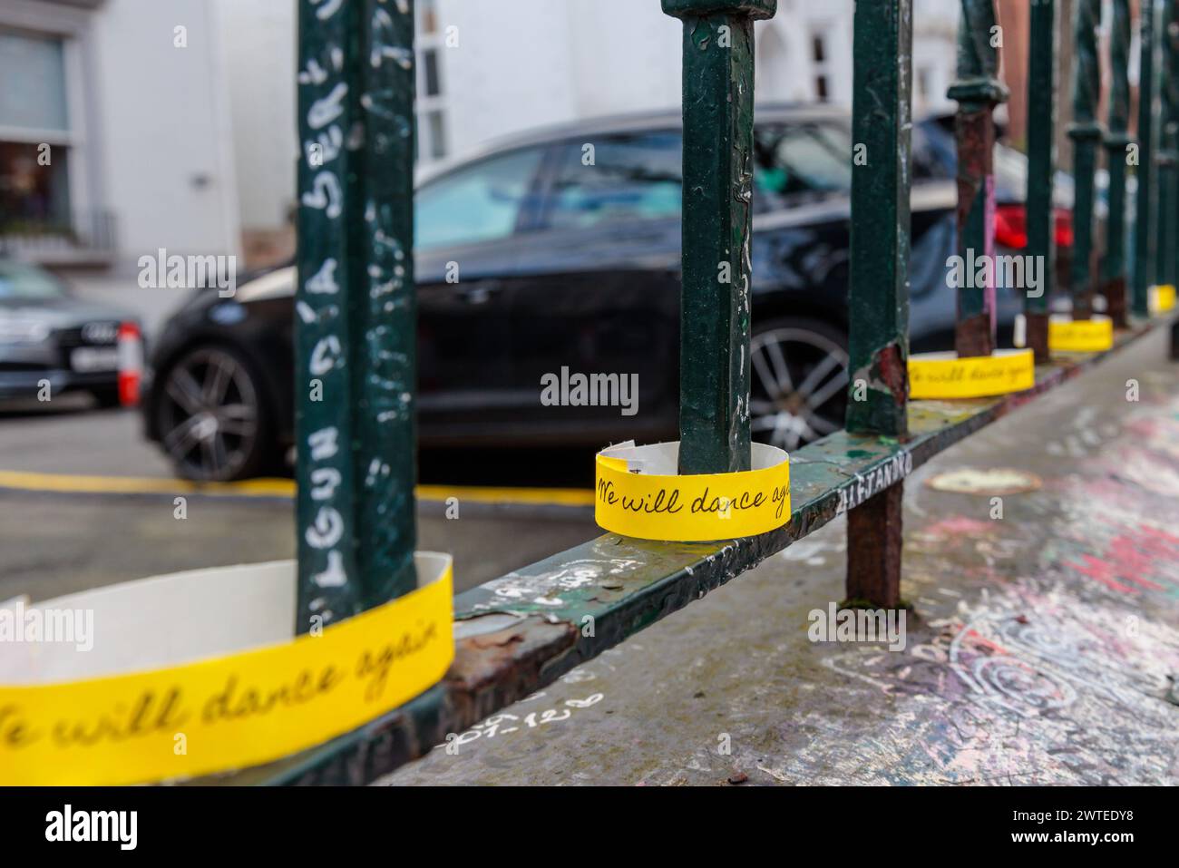 Abbey Road, Londres, Royaume-Uni. 17 mars 2024. Un groupe de lycéens israéliens, survivants de l'attentat terroriste du 7 octobre 2023, qui se rendaient à Londres dans le cadre d'une délégation organisée par le projet 7/10 Human Chain, laissent les rubans 'We Will Dance Again' sur les rampes du studio Abbey Road. 7 de leurs amis et voisins sont toujours détenus en captivité à Gaza depuis qu'ils ont été enlevés de chez eux lors de l'attaque palestinienne en Israël il y a 163 jours. Le groupe a rendu visite à des étudiants à Londres pour partager leurs histoires et expériences horribles du massacre. Photo par Amanda Rose/Alamy Live News Banque D'Images