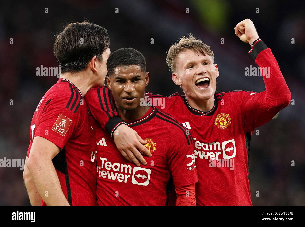 Marcus Rashford de Manchester United (au centre) et ses coéquipiers Scott McTominay et Harry Maguire (à gauche) célèbrent après le coup de sifflet à plein temps lors du match quart de finale de la FA Cup à Old Trafford, Manchester. Date de la photo : dimanche 17 mars 2024. Banque D'Images