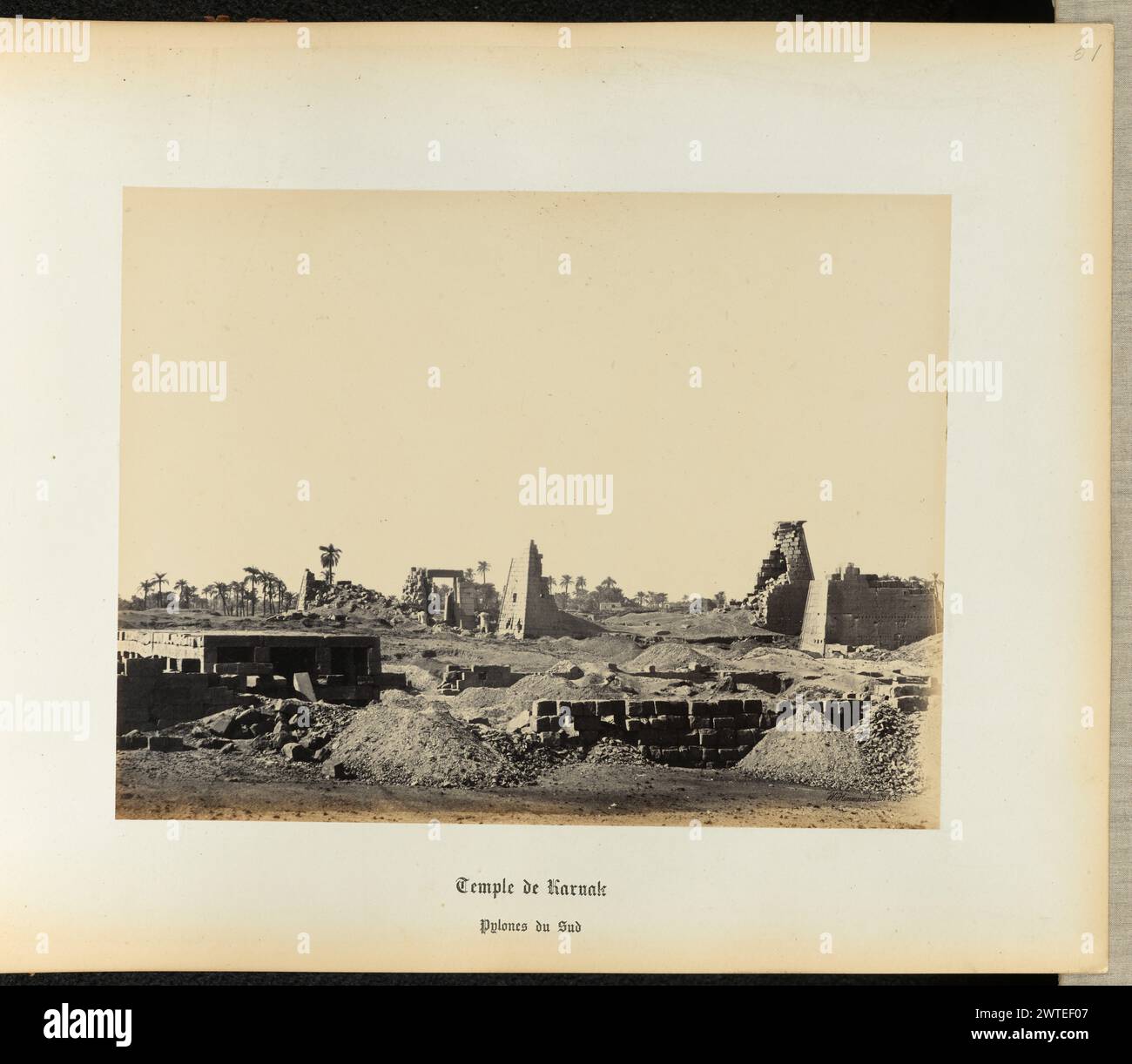 Temple de Karnak, pylônes du sud. Wilhelm Hammerschmidt, photographe (allemand, né en Prusse, mort en 1869) années 1860 Une vue de paysage du désert avec des ruines basses au premier plan ; en arrière-plan, les coins supérieurs d'un temple sont conservés. (Recto) en haut à droite au crayon : '51' ; (verso) en bas à gauche au crayon : 'a 32 63 (jambon)'; Banque D'Images