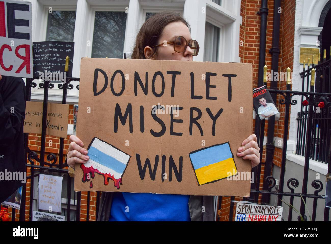 Londres, Royaume-Uni. 17 mars 2024. Un manifestant anti-Poutine tient une pancarte qui dit "ne laissez pas la misère gagner" lors d'une manifestation devant l'ambassade de Russie à Londres alors que les élections ont lieu en Russie. (Photo de Vuk Valcic/SOPA images/SIPA USA) crédit : SIPA USA/Alamy Live News Banque D'Images