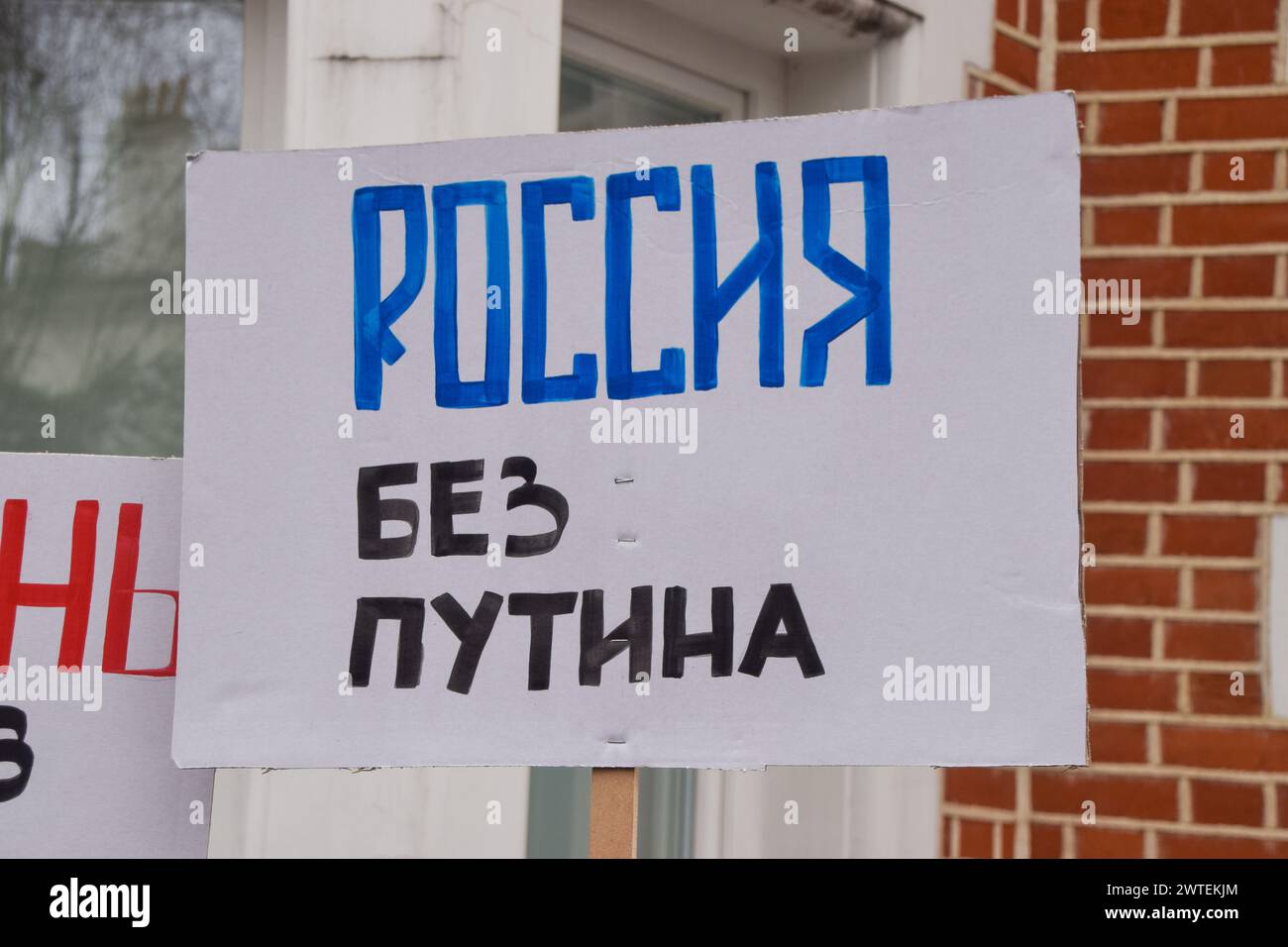 Londres, Royaume-Uni. 17 mars 2024. Une pancarte anti-Poutine est vue lors d'une manifestation devant l'ambassade de Russie à Londres alors que les élections ont lieu en Russie. (Photo de Vuk Valcic/SOPA images/SIPA USA) crédit : SIPA USA/Alamy Live News Banque D'Images