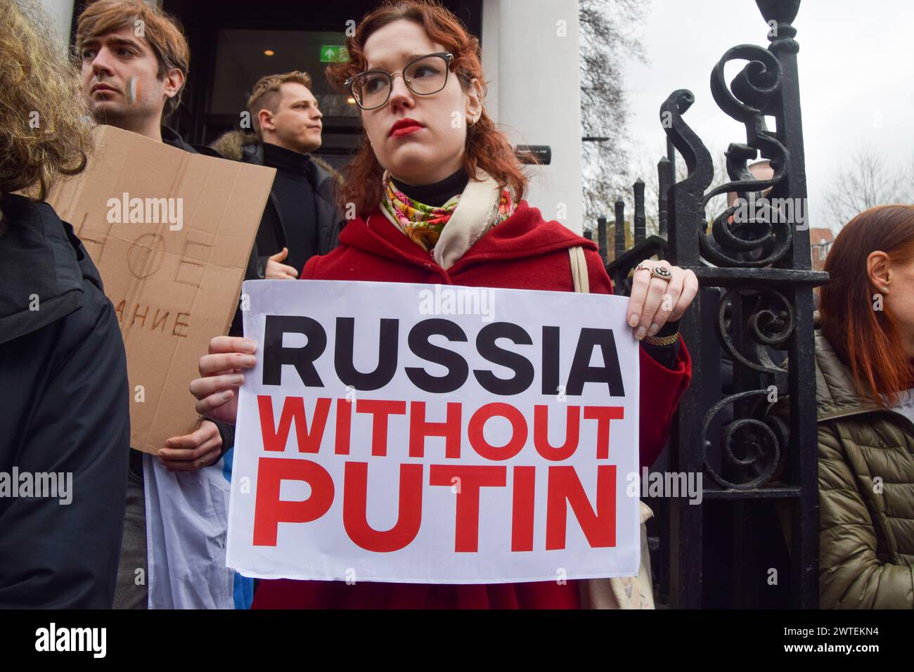 Londres, Royaume-Uni. 17 mars 2024. Un manifestant tient une pancarte anti-Poutine lors d'une manifestation devant l'ambassade de Russie à Londres alors que les élections se déroulent en Russie. (Photo de Vuk Valcic/SOPA images/SIPA USA) crédit : SIPA USA/Alamy Live News Banque D'Images