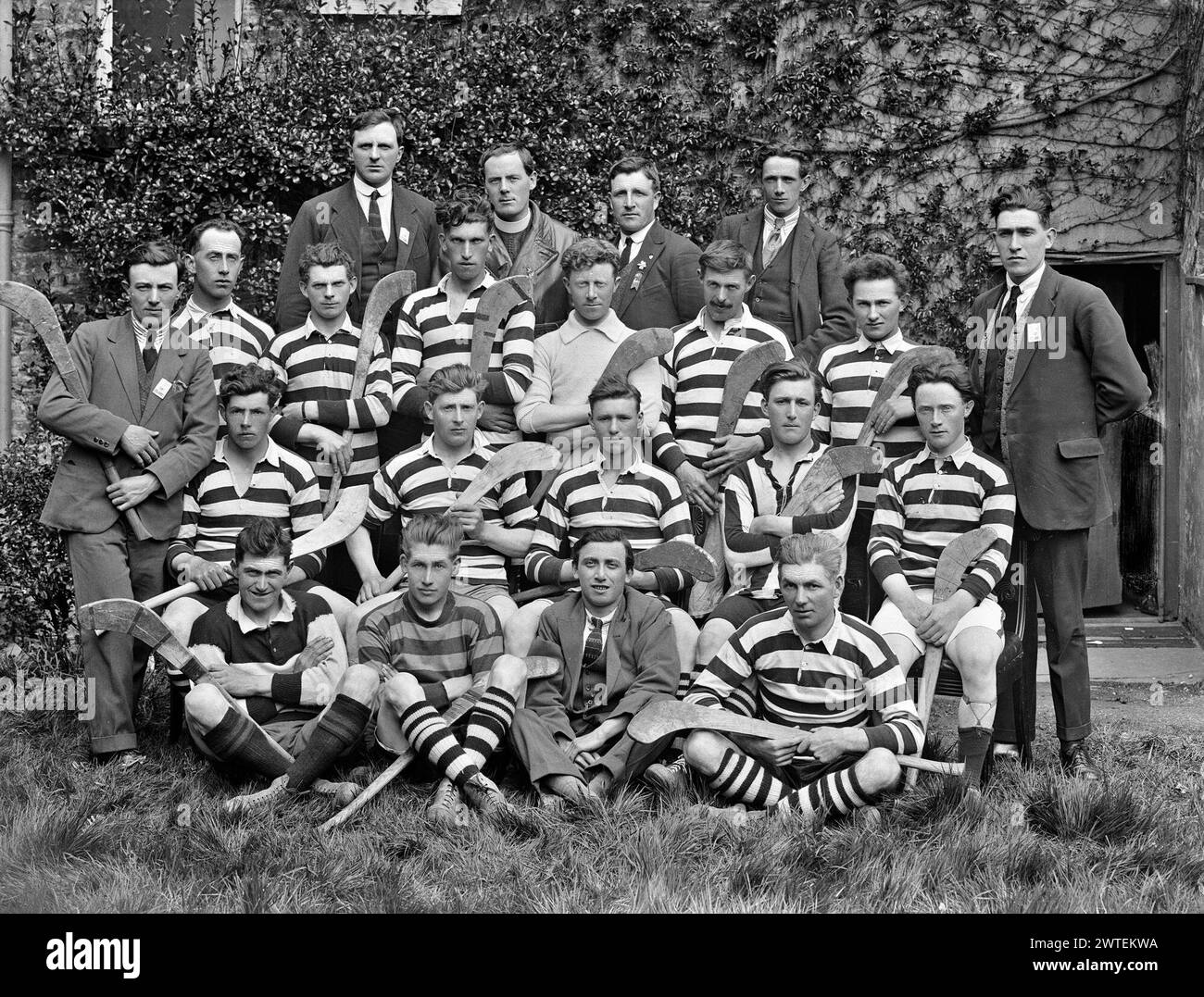 Photographie irlandaise vintage : photo d'équipe de l'équipe Clare Senior Hurling, probablement vers les années 1925 Banque D'Images