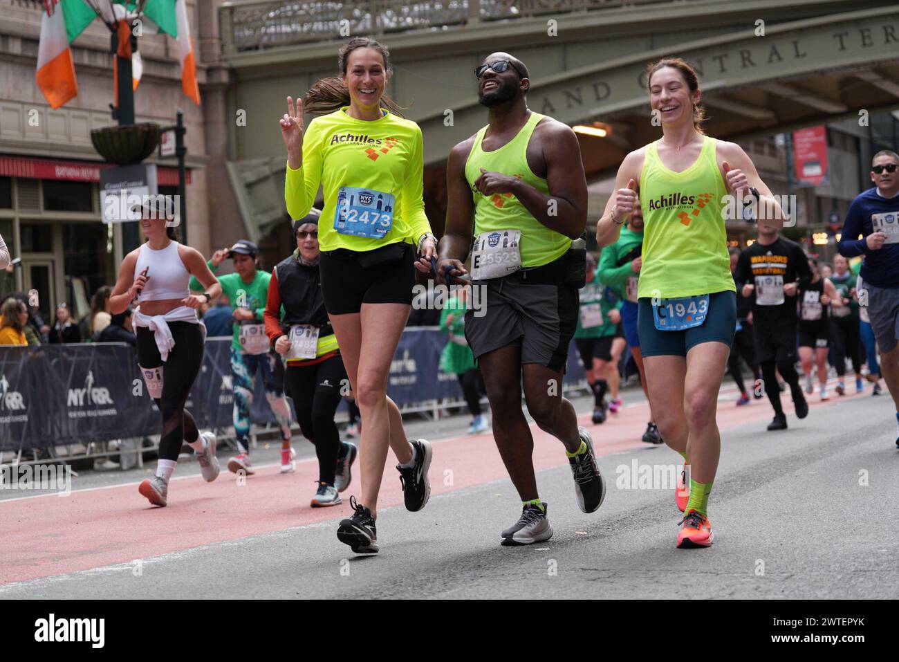17 mars 2024, New York, New York, États-Unis : (SPO)le semi-marathon NYC United Airlines 2024. 17 mars 2024, New York, États-Unis : ''le semi-marathon NYC United Airlines 2024 a débuté aujourd'hui à New York, attirant des milliers de participants du monde entier sur l'hippodrome emblématique. Les coureurs ont bravé les rues de la Big Apple, faisant preuve d'athlétisme et de détermination alors qu'ils s'attaquaient à l'itinéraire de 21,1 km à travers les quartiers animés de la ville. Les spectateurs bordaient les rues, encourageant les concurrents et ajoutant à l'atmosphère électrique de cet événement renommé. (Crédit image : © Jorge Estrellado Banque D'Images