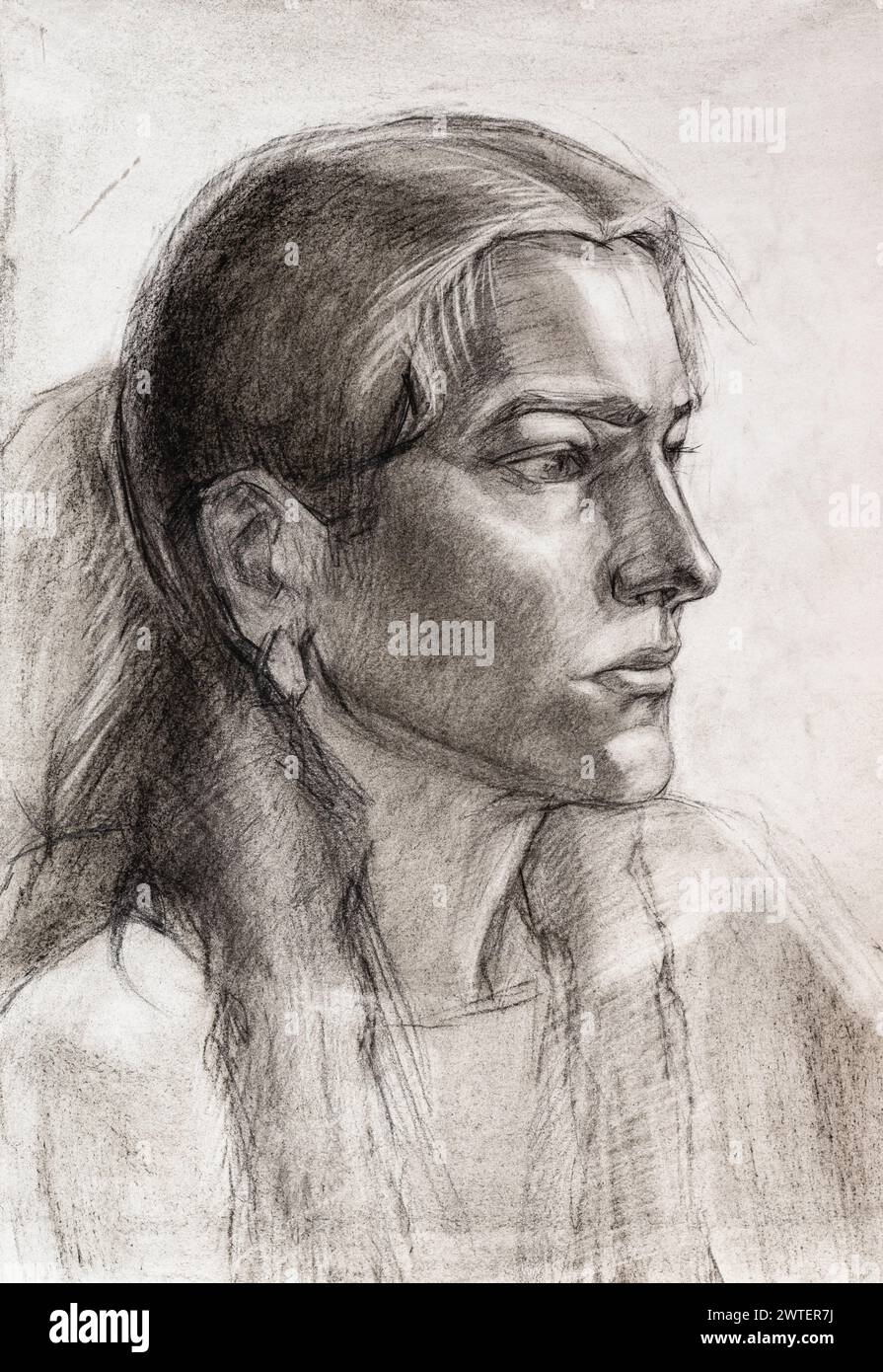Étudiez le portrait d'une jeune femme caucasienne dessinée à la main par le charbon de bois sur papier blanc Banque D'Images