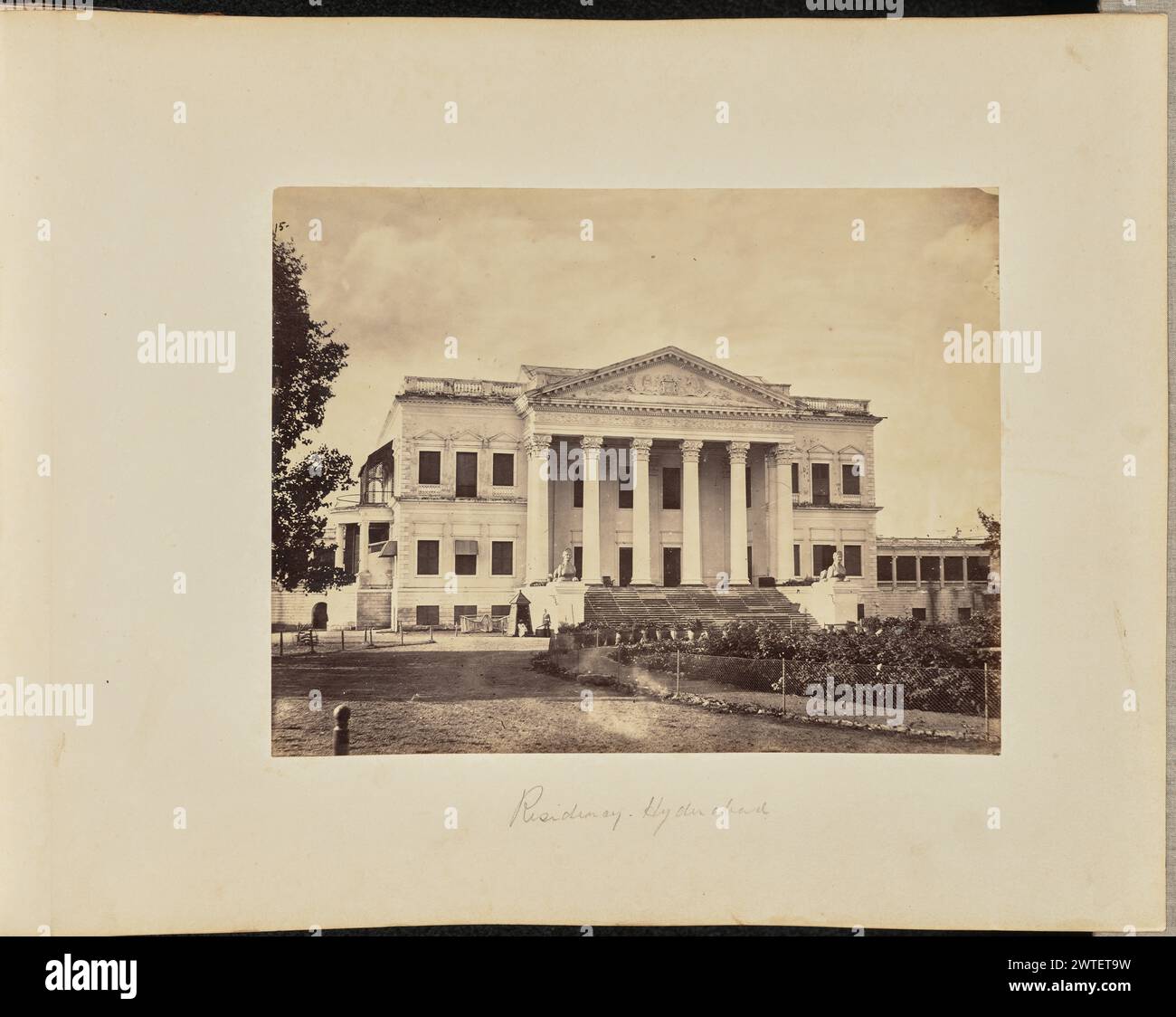 Résidence. Hyderabad. Inconnu, photographe vers 1866–1870 vue d'un grand manoir avec un portique corinthien gardé par deux statues femelles de sphinx et couronné d'un fronton. Deux hommes peuvent être vus par le poste de garde devant le bâtiment. (Recto, impression) en haut à gauche, à l'encre noire : '15-' ; (recto, monture) en bas au centre, au crayon : 'résidence. Hyderabad' ; (verso, monture) en bas à gauche, au crayon : 'A48.53'; Banque D'Images