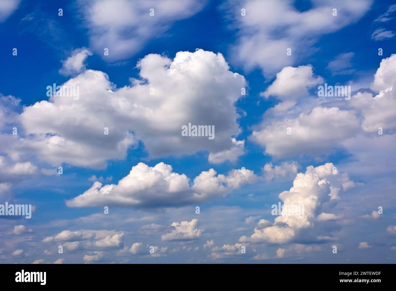 Ciel bleu avec des nuages par jour ensoleillé Banque D'Images