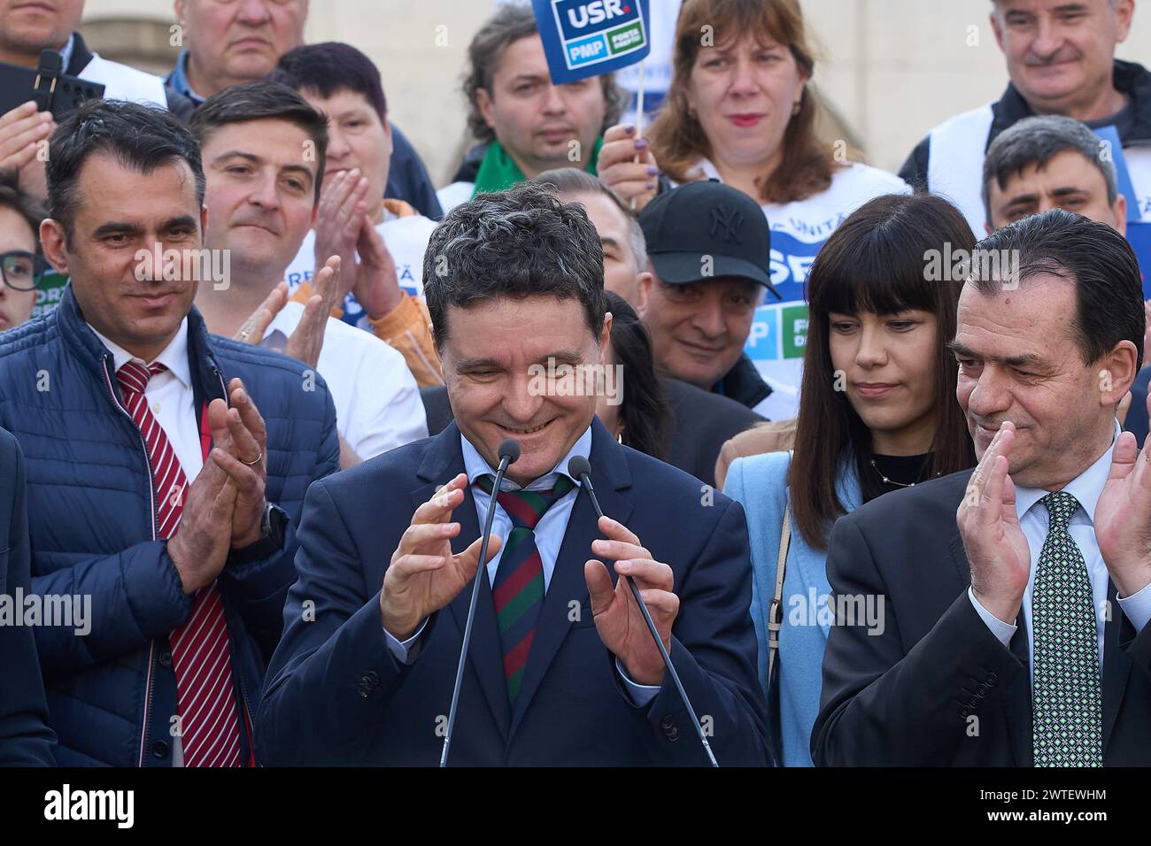 Bucarest, Roumanie. 17 mars 2024 : Nicusor Dan (C), le maire de Bucarest, est applaudi lors d'un rassemblement de signatures pour les élections au Parlement européen de l'Alliance des droits Unis. L'événement a lieu un jour après que le Bureau électoral central a rejeté le protocole d'établissement de l'Alliance de droite unie formée par l'Union Sauvez la Roumanie (usr), le Parti du mouvement populaire (PMP) et la Force de la droite (FD). Crédit : Lucian Alecu/Alamy Live News Banque D'Images