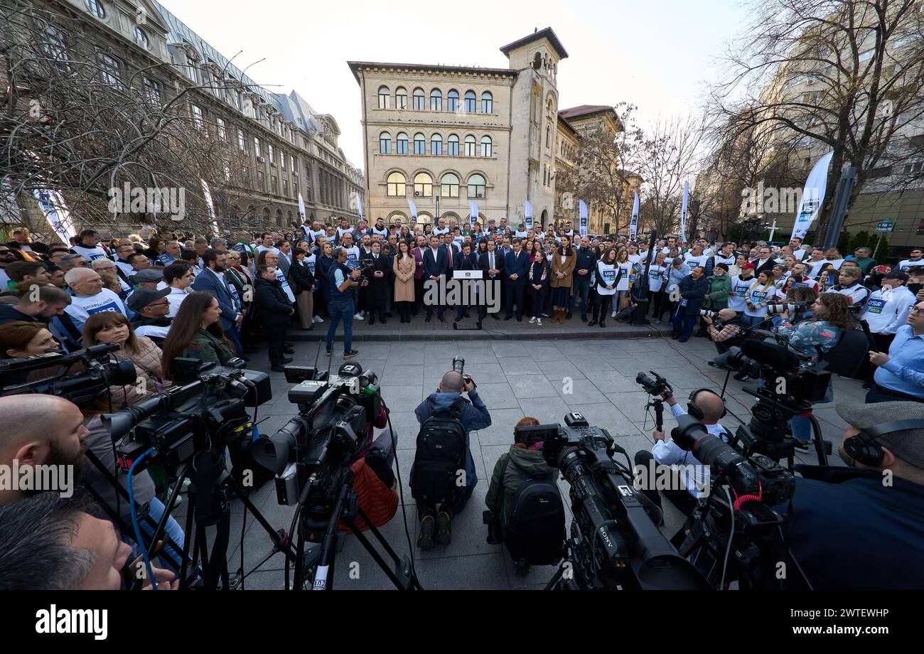 Bucarest, Roumanie. 17 mars 2024 : rassemblement de signatures pour les élections au Parlement européen de l'Alliance des droits Unis. L'événement a lieu un jour après que le Bureau électoral central a rejeté le protocole d'établissement de l'Alliance de droite unie formée par l'Union Sauvez la Roumanie (usr), le Parti du mouvement populaire (PMP) et la Force de la droite (FD). Crédit : Lucian Alecu/Alamy Live News Banque D'Images
