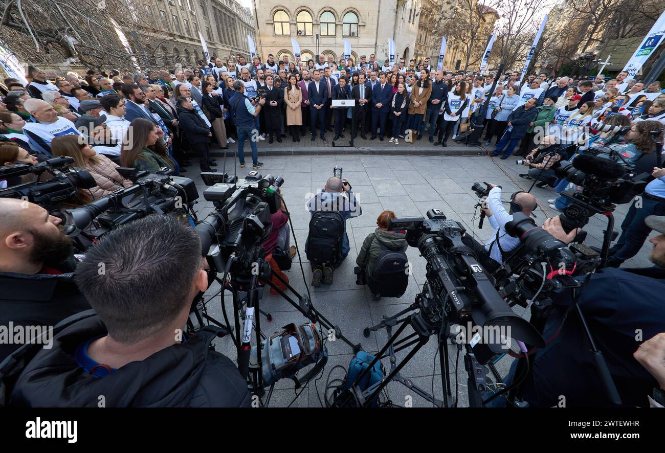 Bucarest, Roumanie. 17 mars 2024 : rassemblement de signatures pour les élections au Parlement européen de l'Alliance des droits Unis. L'événement a lieu un jour après que le Bureau électoral central a rejeté le protocole d'établissement de l'Alliance de droite unie formée par l'Union Sauvez la Roumanie (usr), le Parti du mouvement populaire (PMP) et la Force de la droite (FD). Crédit : Lucian Alecu/Alamy Live News Banque D'Images