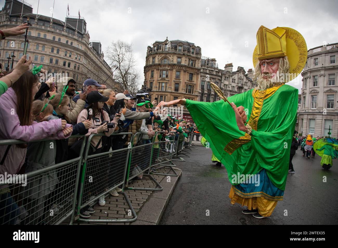 Londres, Royaume-Uni. 17 mars 2024. Des milliers de personnes se sont rassemblées dans le centre de Londres pour la préparation annuelle Patrick's Day Parade. Crédit : Kiki Streitberger/Alamy Live News Banque D'Images