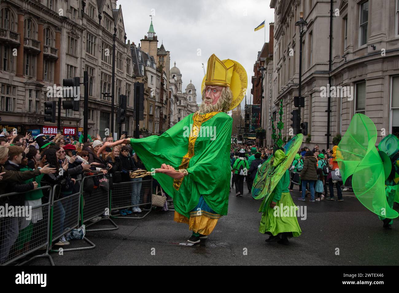 Londres, Royaume-Uni. 17 mars 2024. Des milliers de personnes se sont rassemblées dans le centre de Londres pour la préparation annuelle Patrick's Day Parade. Crédit : Kiki Streitberger/Alamy Live News Banque D'Images