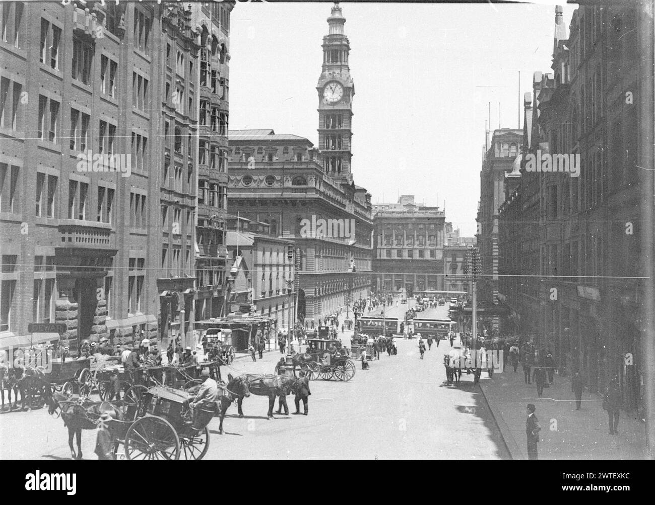 Photographie australienne vintage. Vue depuis Castlereagh Street, à l'extrémité de Moore Street (plus tard Martin place), montrant les tramways, les véhicules tirés par des chevaux et les taxis hansom. Sydney Australie. 1913. Crédit : Sam Hood. Banque D'Images