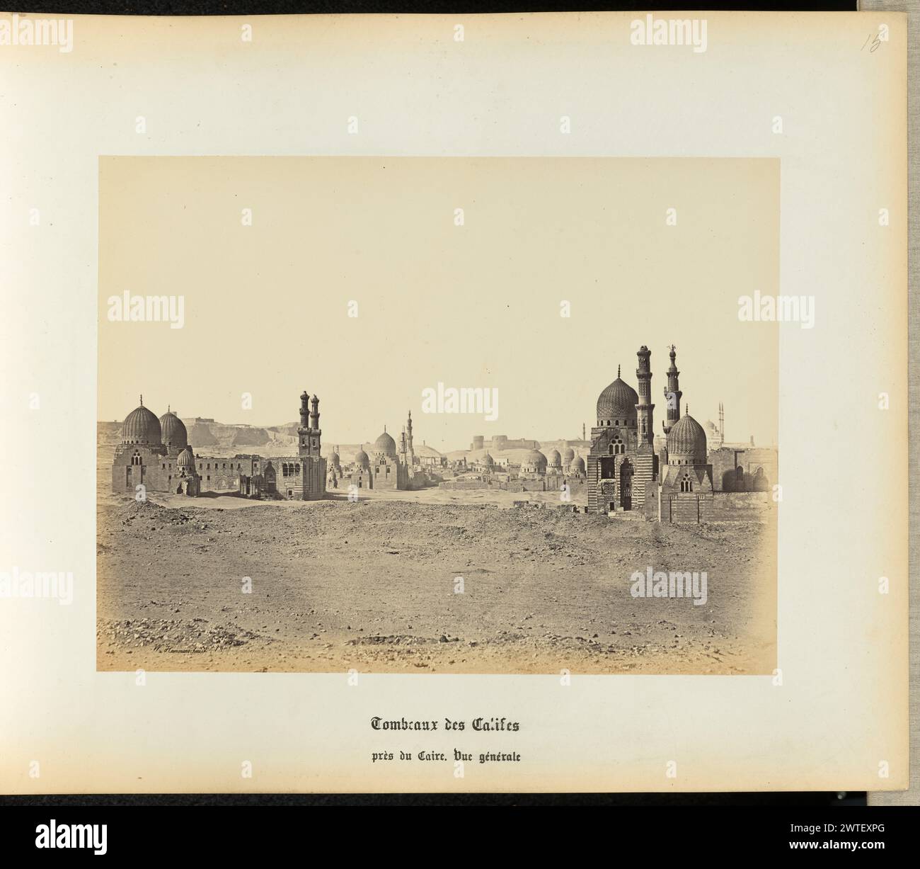 Tombes des califes. Wilhelm Hammerschmidt, photographe (allemand, né en Prusse, mort en 1869) années 1860 vue au sol des tombes de Califes vues du désert du Caire. (Recto) : en haut à droite, au crayon : '15' ; (verso) : en bas à gauche, au crayon : 'a 32 27 (Hamm)' Banque D'Images