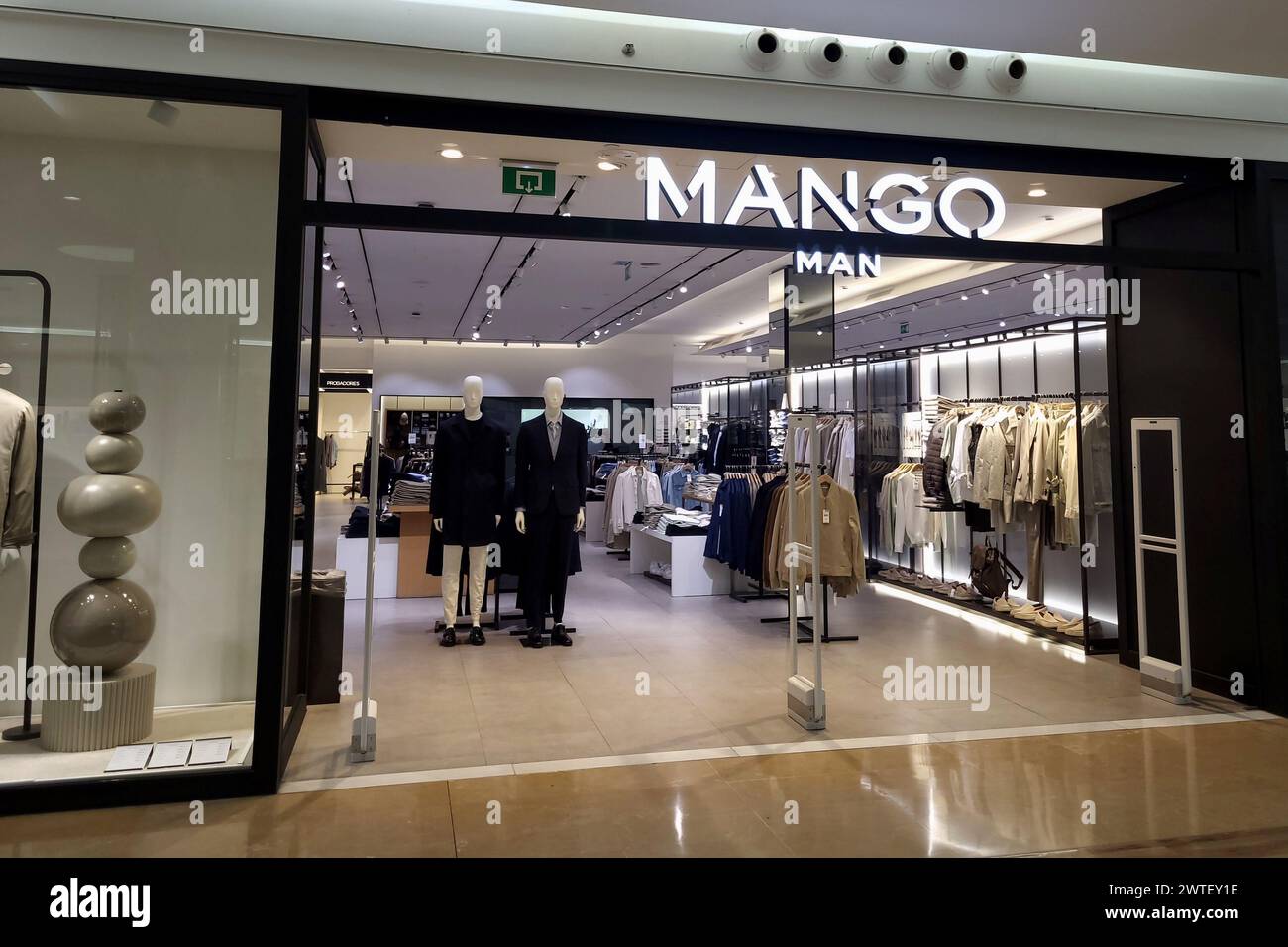 Magasin Mango Man au centre commercial Miramar à Fuengirola, Málaga, Espagne. Banque D'Images