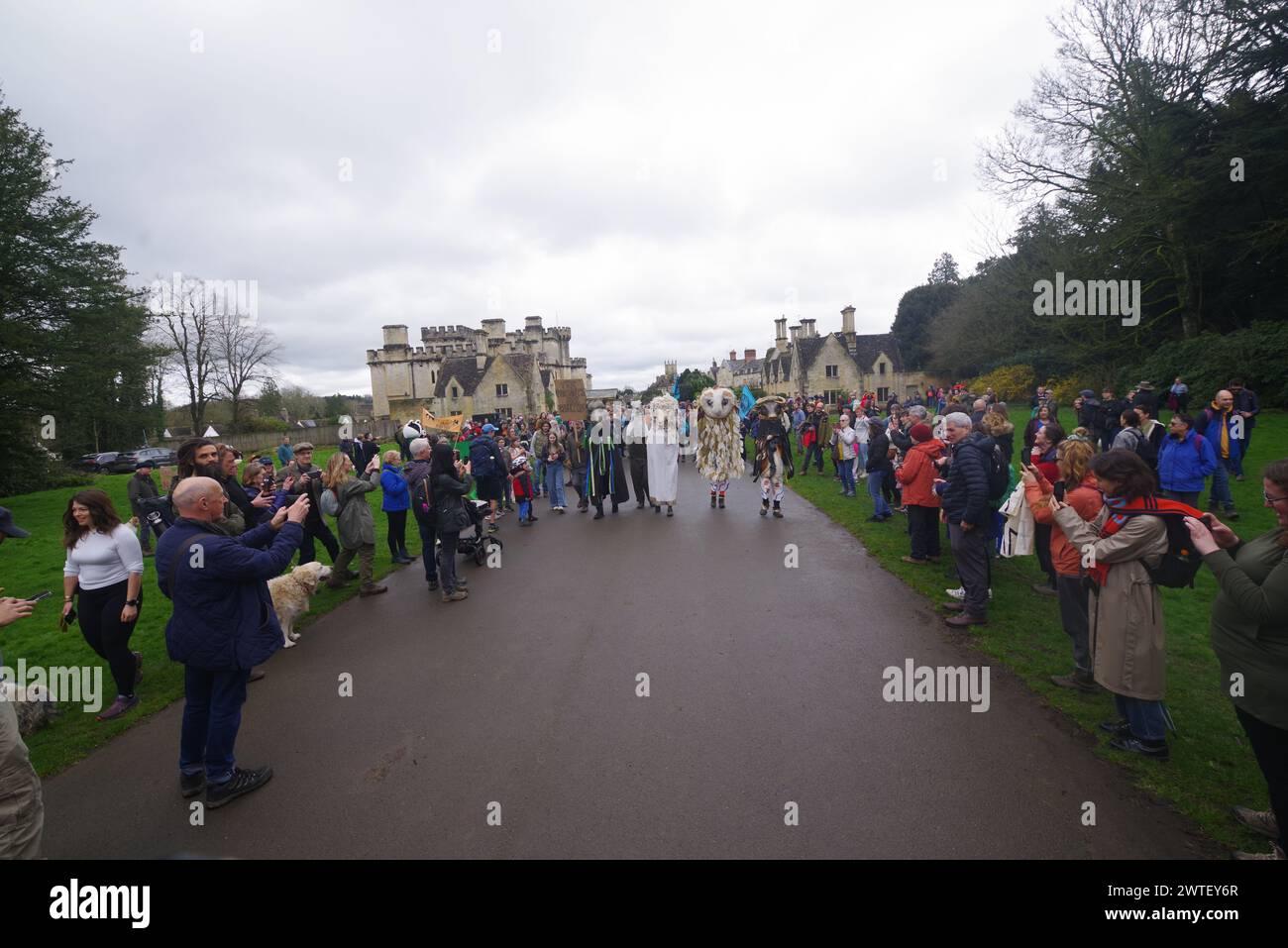 Des centaines de manifestants de Right to Roam ont défilé dans Cirencester Park, le 17 mars 2024. Gloucestershire Bathurst Estate introduit maintenant des frais d'entrée. Le parc immobilier est libre d'entrer depuis plus de 300 ans. Parmi les manifestants se trouvait la descendante de Henry Irwin Jenkinson, Sheila Wiggins. Henry Irwin Jenkinson a dirigé l'intrusion de Latrigg Fell à Keswick en 1887 Banque D'Images