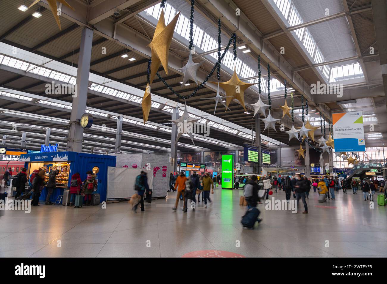 Munich, Allemagne - DEC 25, 2021 : Muenchen Hauptbahnhof ou gare centrale de Munich est la principale gare ferroviaire de la ville de Munich. Vue intérieure de Banque D'Images