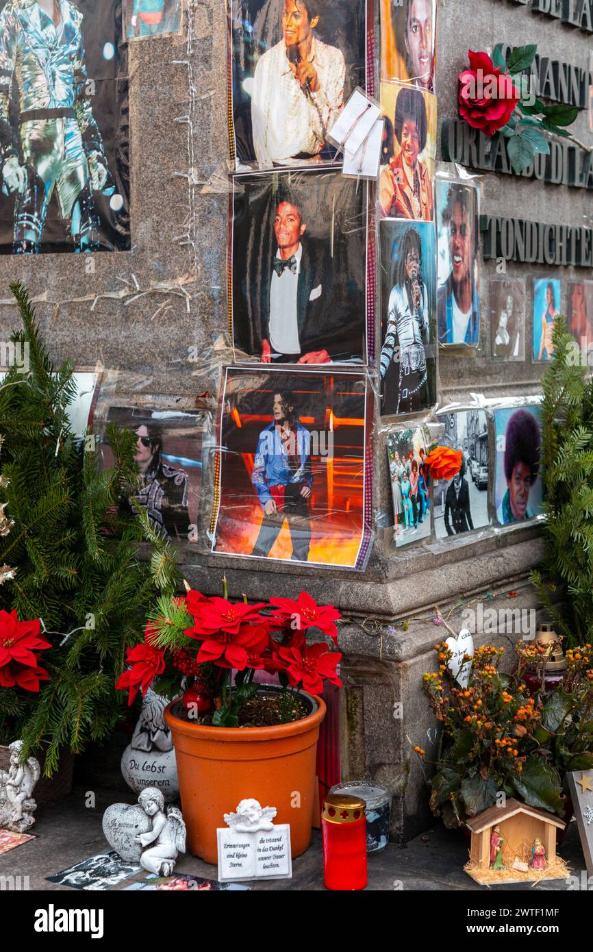 Munich, Allemagne - 24 décembre 2021 : Mémorial à Michael Jackson au monument d'Orlando di Lasso, Promenade Square, Munich, Bavière, Allemagne. Banque D'Images