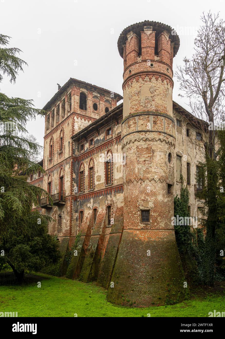 Château de Piovera dans les collines de Monferrato, près de la ville d'Alessandria, Italie Banque D'Images