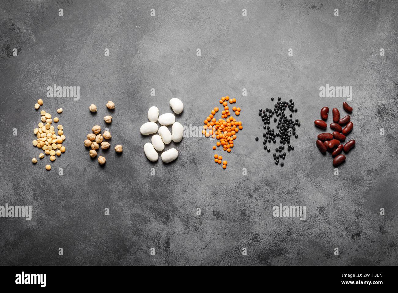 Différents types de légumineuses, haricots, lentilles. pois chiches et pois, vue de dessus Banque D'Images