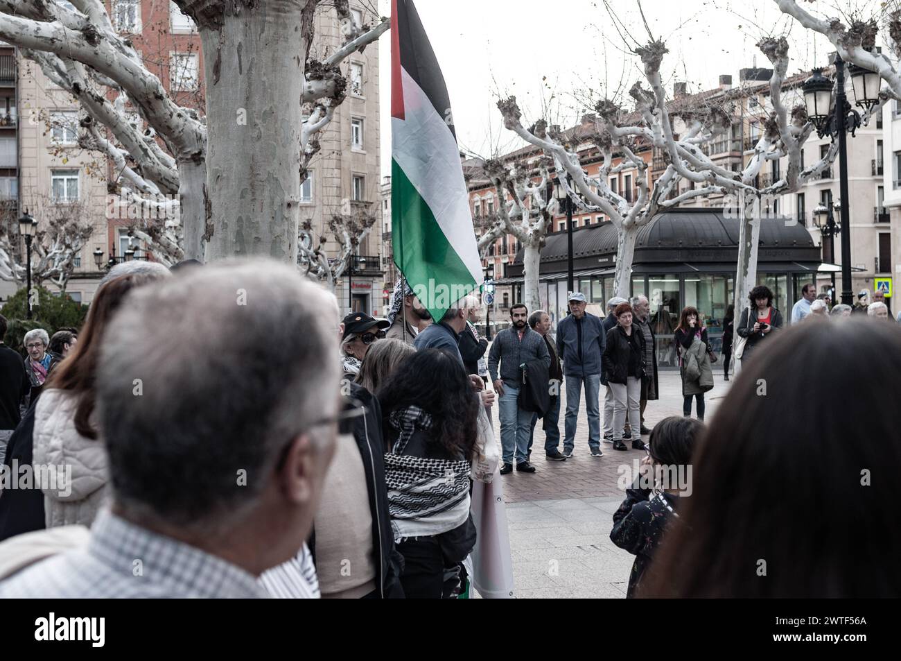 Manifestation de soutien à la Palestine. Des sacs de farine et de peinture rouge sont jetés sur le sol pour protester contre le manque de nourriture pour la population civile. Banque D'Images