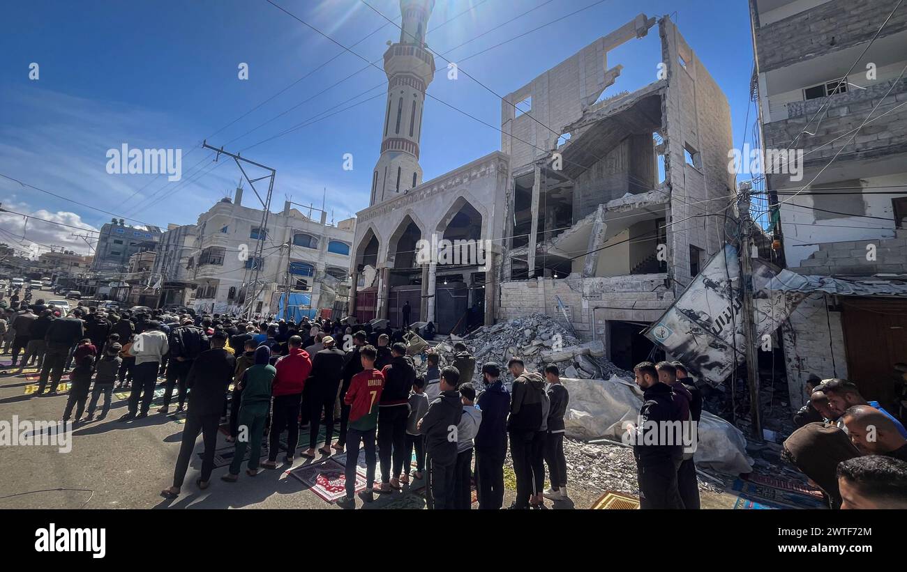 Rafah, bande de Gaza, Territoires palestiniens. 15 mars 2024. Les Palestiniens effectuent la prière du premier vendredi du mois de Ramadan sur les ruines d’une mosquée détruite par l’avion israélien. Cependant, les Palestiniens insistent pour faire revivre les rites religieux et les rituels du mois de Ramadan. (Crédit image : © Saher Alghorra/ZUMA Press Wire) USAGE ÉDITORIAL SEULEMENT! Non destiné à UN USAGE commercial ! Banque D'Images