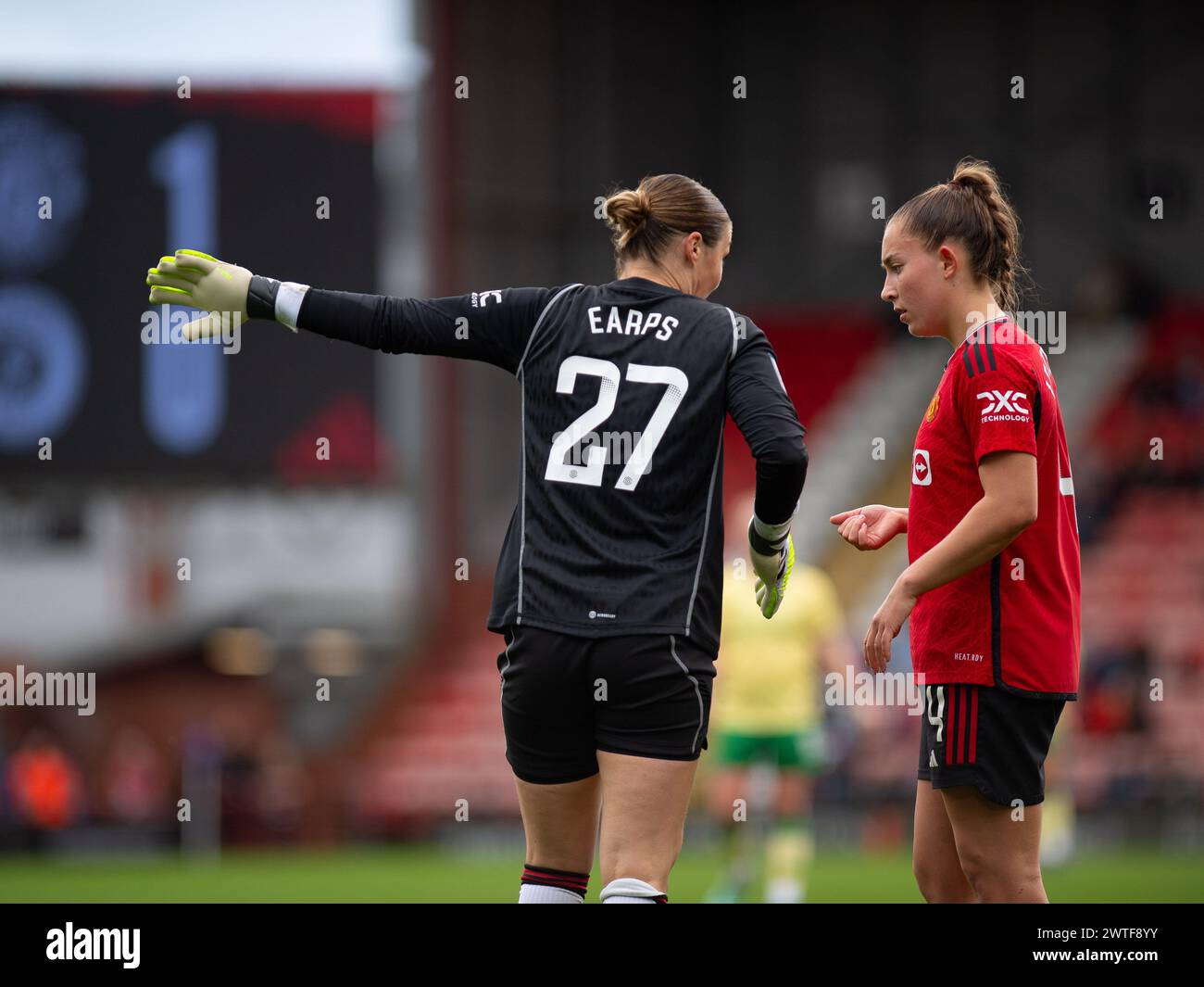 Manchester, Royaume-Uni. 17 mars 2024. Mary Earps, gardienne de Manchester United (27), discutant avec Maya le Tissier (4) pendant le match de super ligue féminine barclays de Manchester United vs Bristol City au Leigh Sports Valley Stadium 17 mars 2024 (Jayde Chamberlain/ SPP) crédit : SPP Sport Press photo. /Alamy Live News Banque D'Images