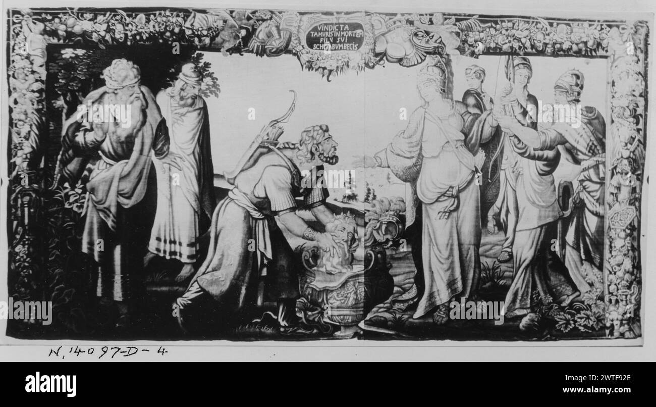 La reine Tomyris a la tête de Cyrus plongée dans l'urne de sang. Inconnu c. 1660-1680 tapisserie matériaux / techniques : inconnu culture : Centre de tissage flamand : Bruxelles histoire de la propriété : Français & Co. Inscriptions : inscription dans le cartouche de bordure supérieure, au centre : VINDICTA / TAMVRIS IN MORTEM / FILV SVI / SCH[y]TABVM BECIS la reine Tomyris porte la couronne ordonne à la tête de Cyrus déchu d'être plongé dans un vaisseau de sang humain (R du centre, au premier plan); L'homme plonge la tête de Cyrus dans le vaisseau de sang (l du centre, premier plan) ; 2 hommes avec turbans approche (l, premier plan) ; plusieurs personnages se tiennent derrière la Reine Tomyris (R, milieu Banque D'Images