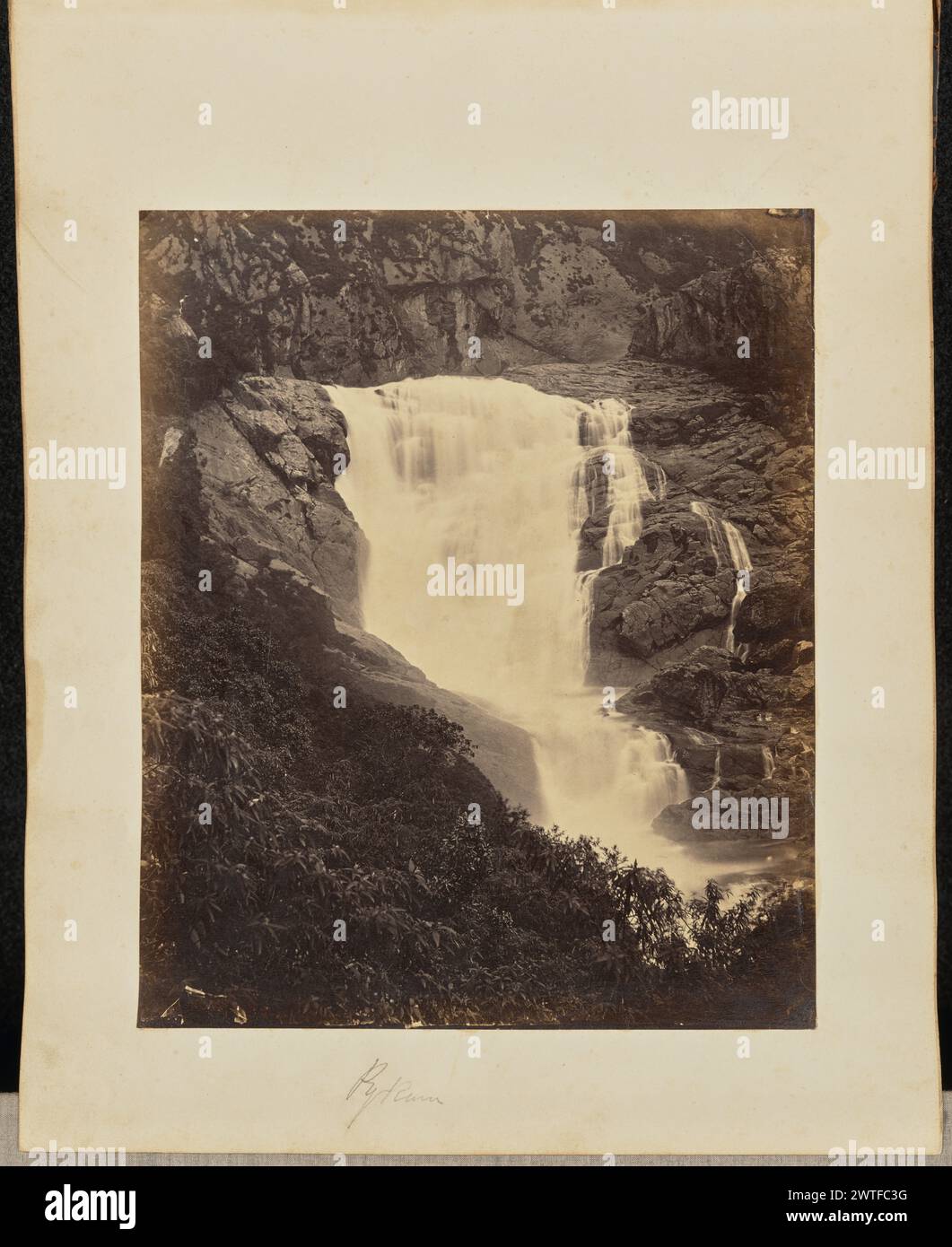 Pykara. Inconnu, photographe vers 1866–1870 vue d'une cascade. La zone au premier plan est couverte d'une végétation dense. (Recto, monture) en bas au centre, au crayon : 'Pykara' ; (verso, monture) en bas à droite, au crayon : 'A48.97 [latéralement]'; Banque D'Images